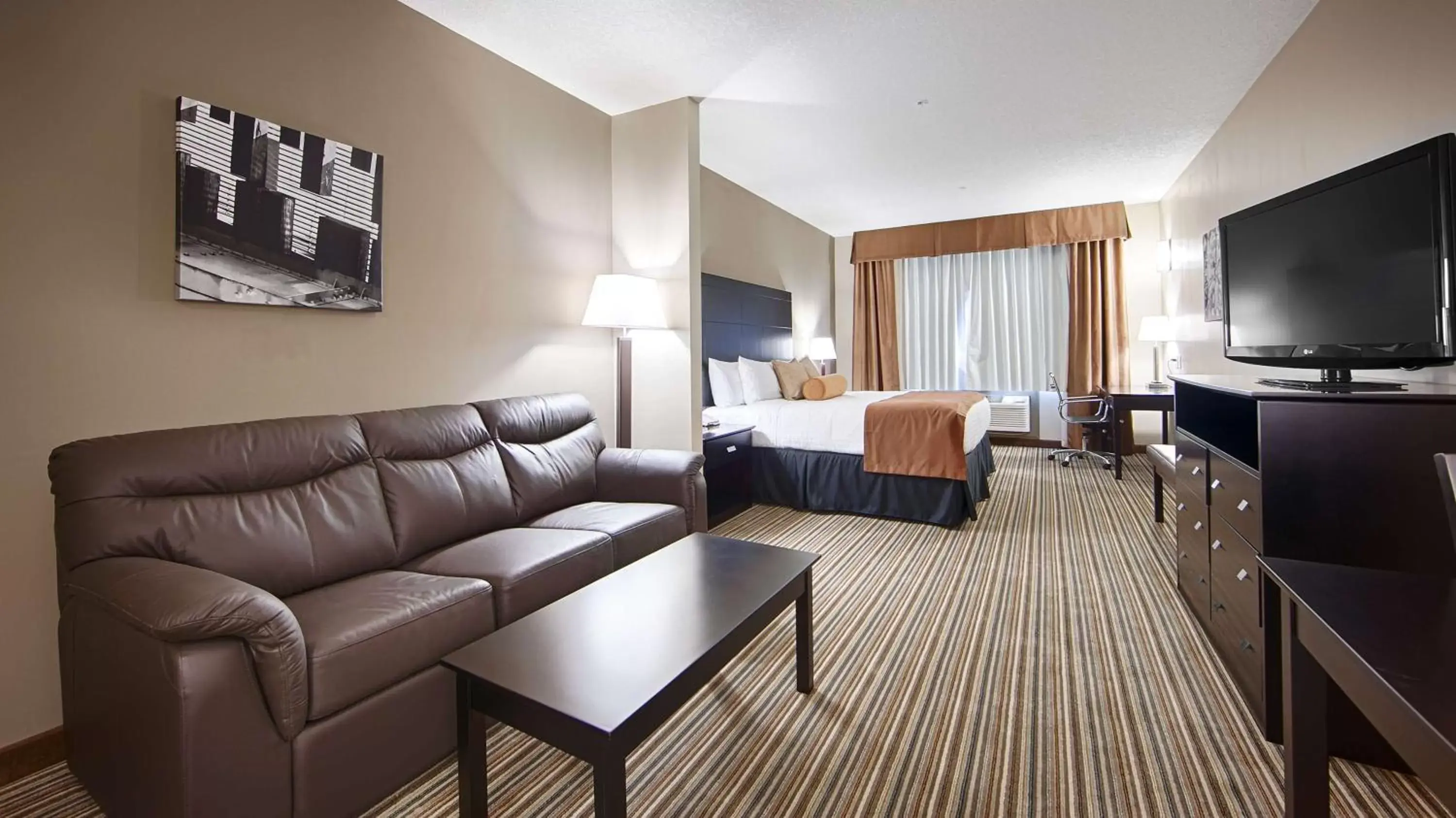 Photo of the whole room, Seating Area in Best Western Plus Peace River Hotel & Suites