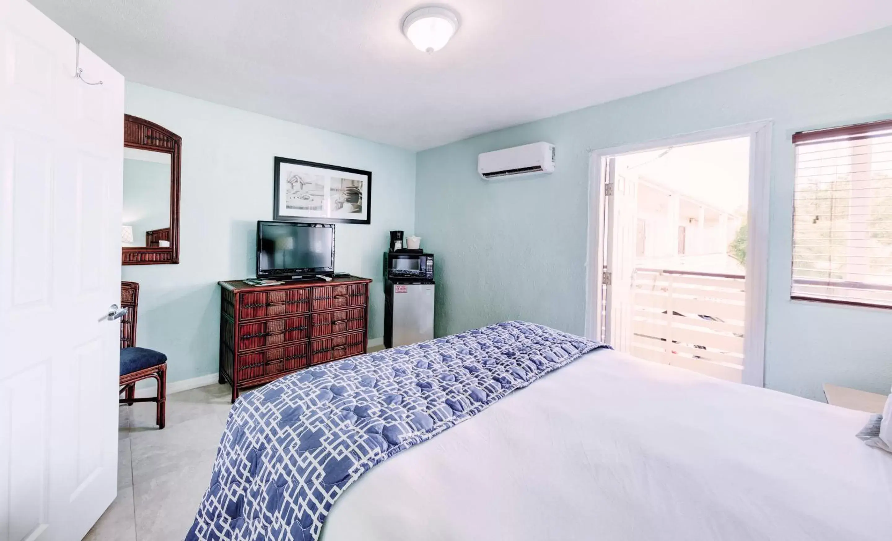 Bedroom, Bed in Creekside Inn Islamorada