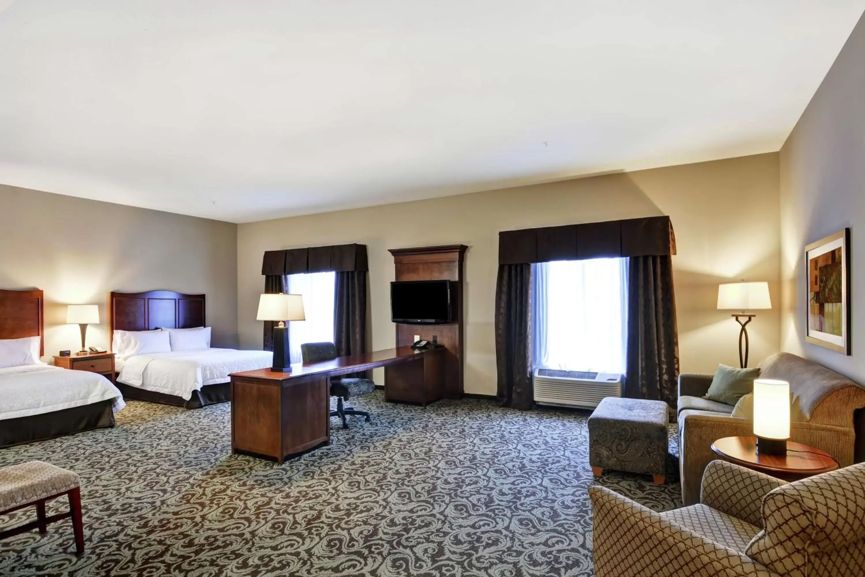 Bedroom, Seating Area in Hampton Inn and Suites New Hartford/Utica