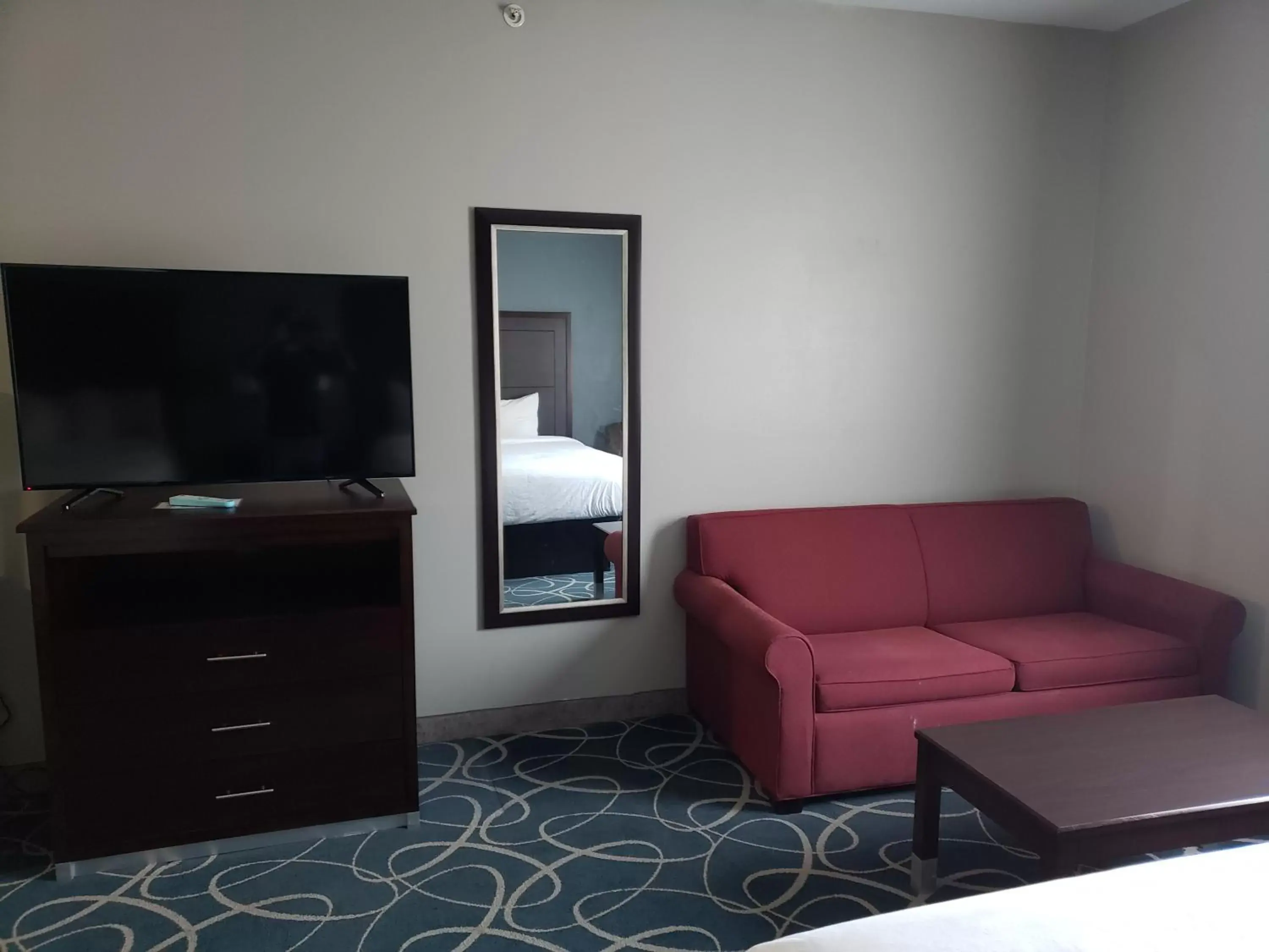 Seating area, TV/Entertainment Center in Days Inn & Suites by Wyndham Cleburne TX