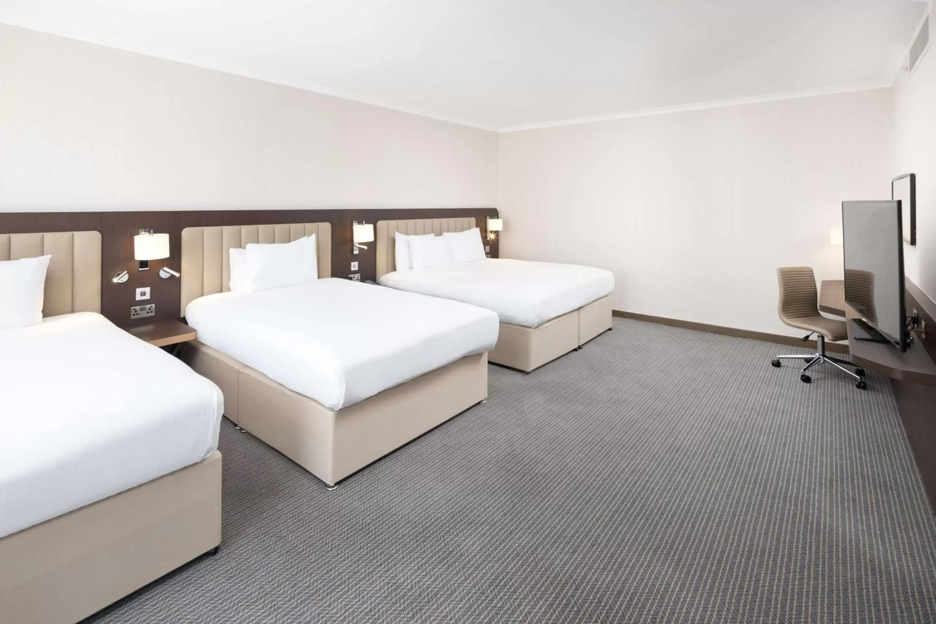 Bedroom, Bed in Hilton London Gatwick Airport