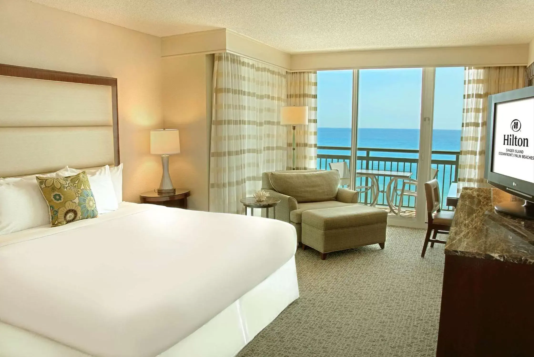 Bed in Hilton Singer Island Oceanfront Palm Beaches Resort