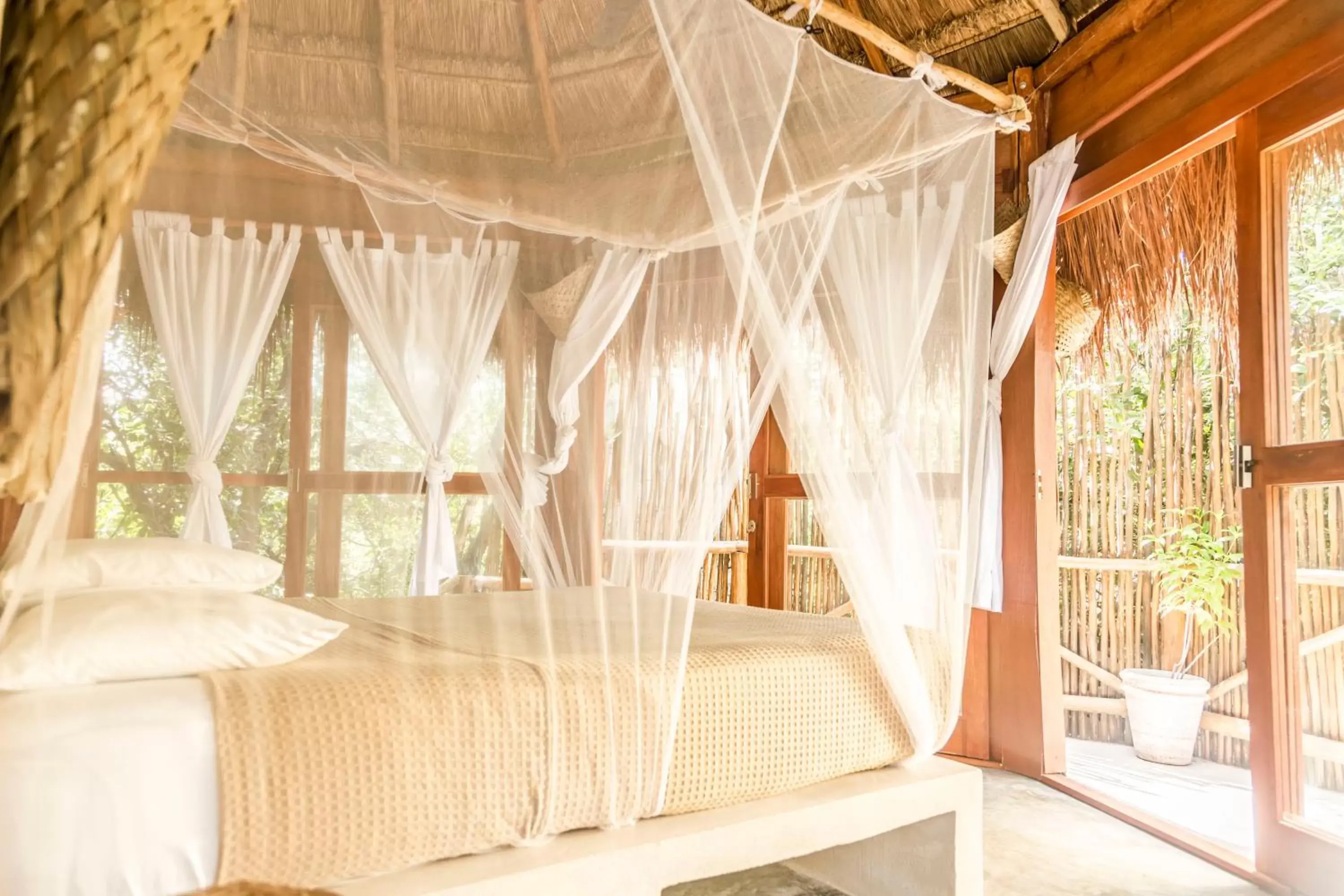 Bed in Mamasan Treehouses & Cabins