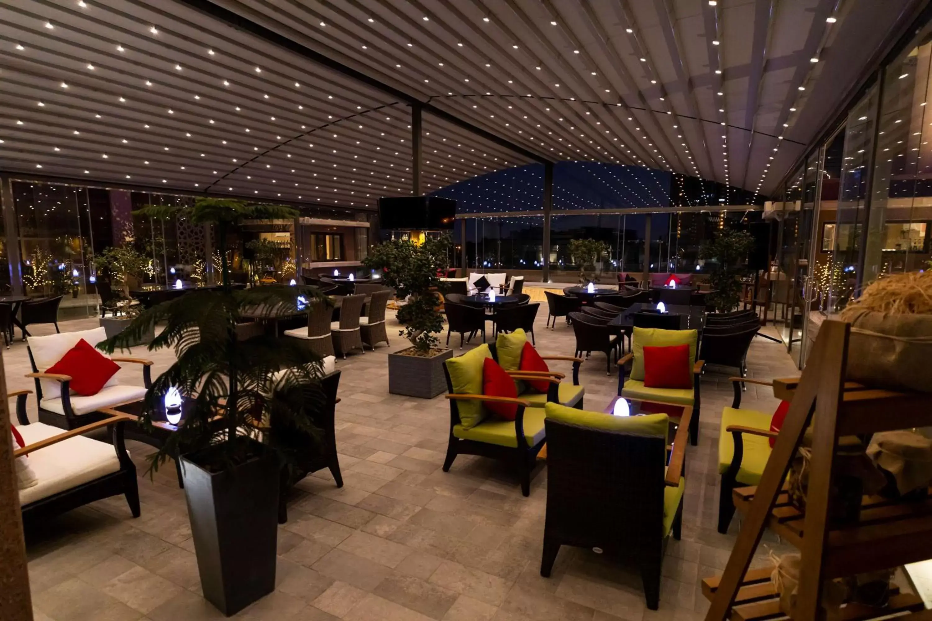 Lounge or bar, Restaurant/Places to Eat in Radisson Blu Hotel, Jeddah Corniche