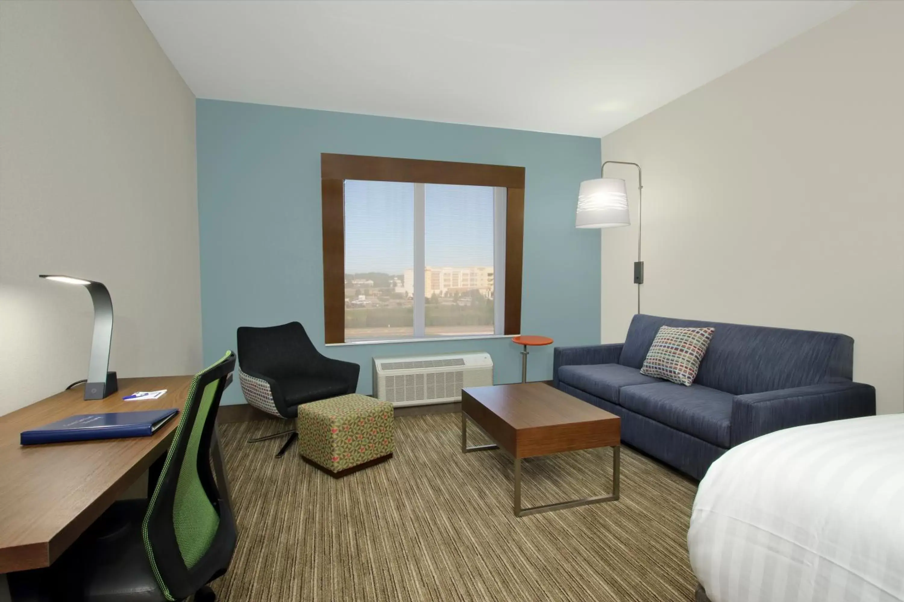 Living room, Seating Area in Holiday Inn Express & Suites - Columbus North, an IHG Hotel