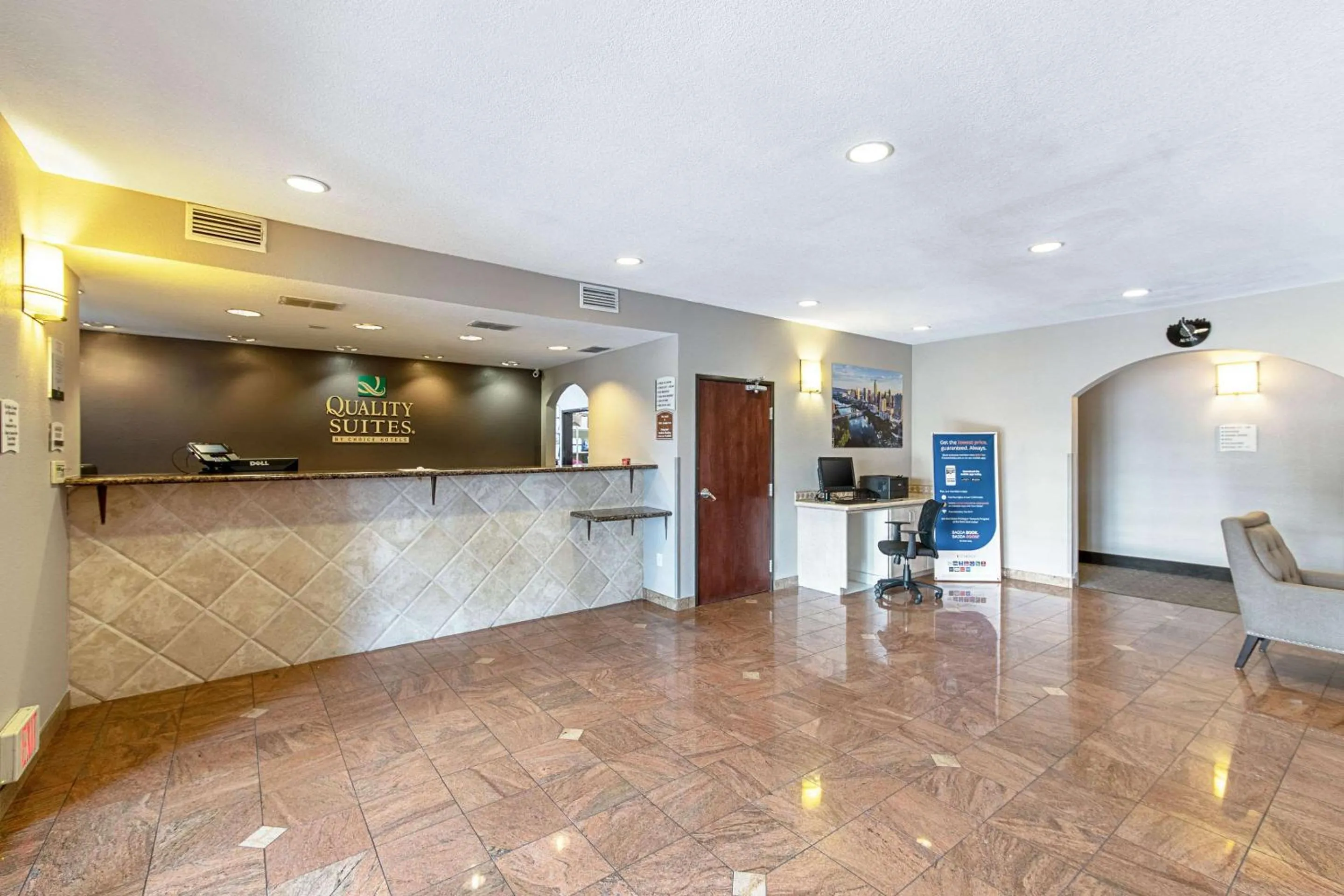 Lobby or reception in Quality Suites Austin South Street Elmo District