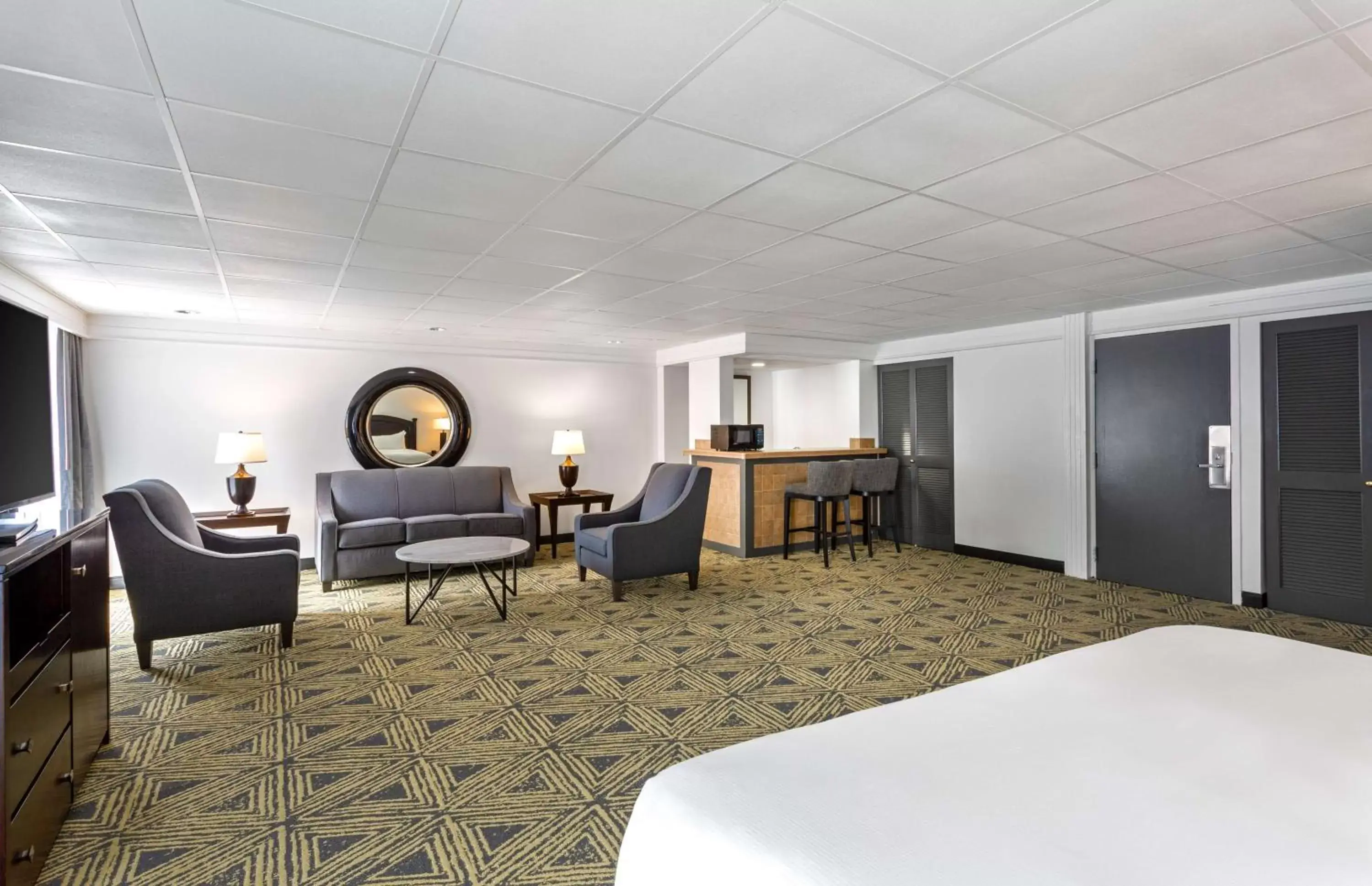 Living room, Seating Area in DoubleTree by Hilton Pittsburgh - Meadow Lands