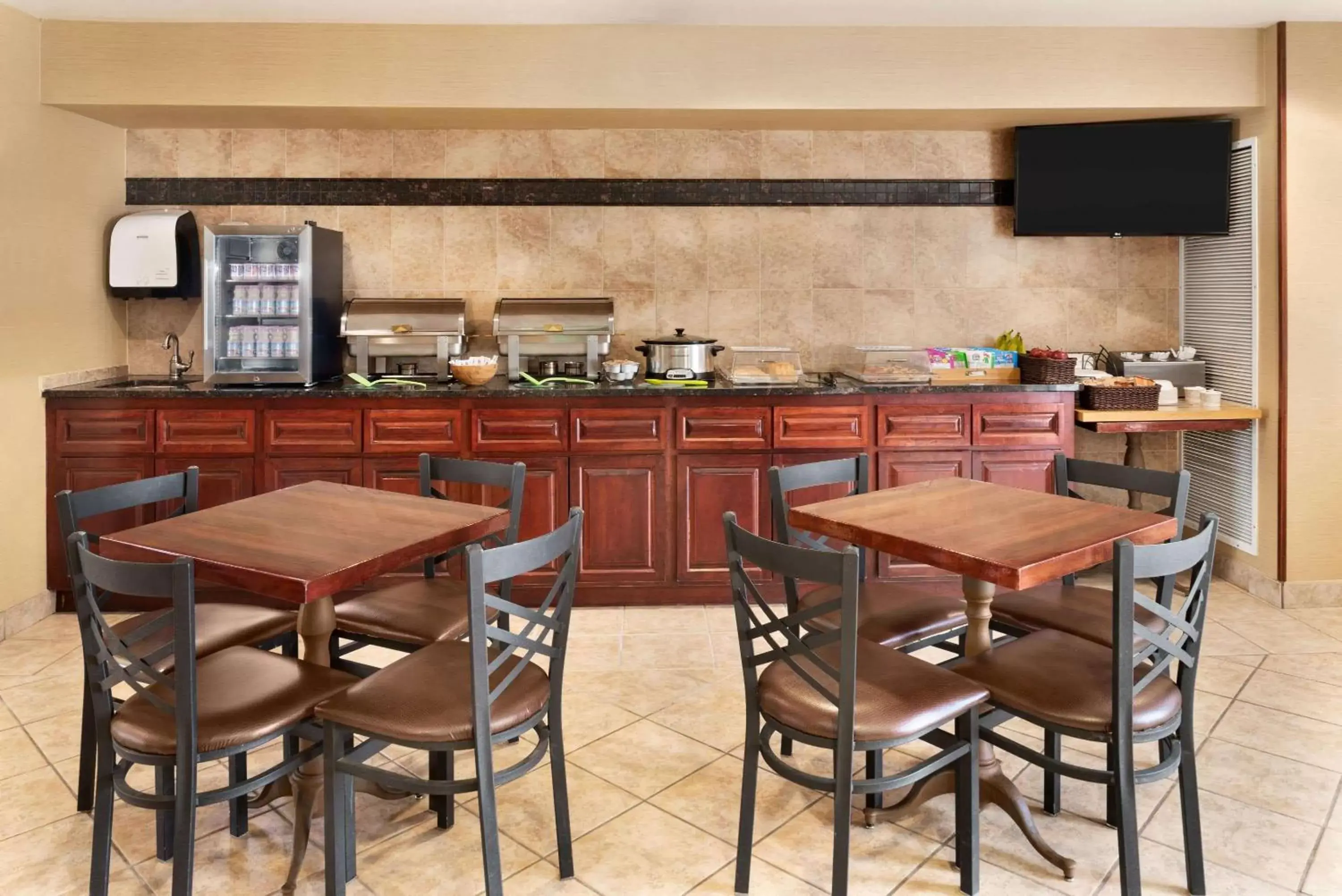 Restaurant/Places to Eat in Hawthorn Suites By Wyndham Oak Creek/Milwaukee Airport