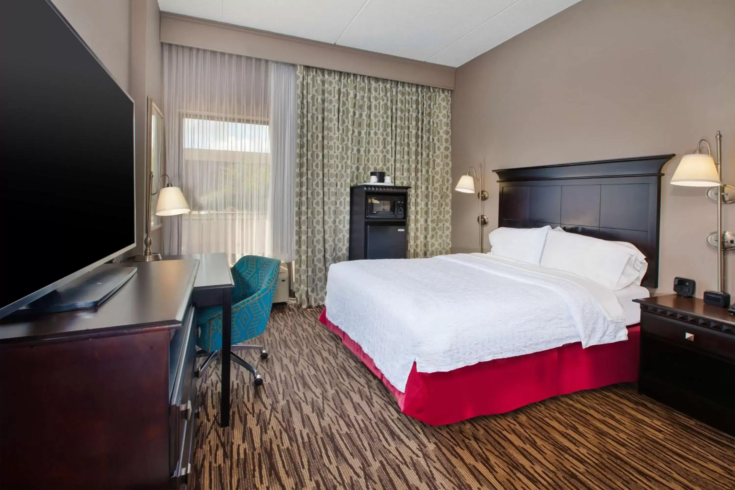 Bedroom, Bed in Hampton Inn & Suites Cleveland-Airport/Middleburg Heights