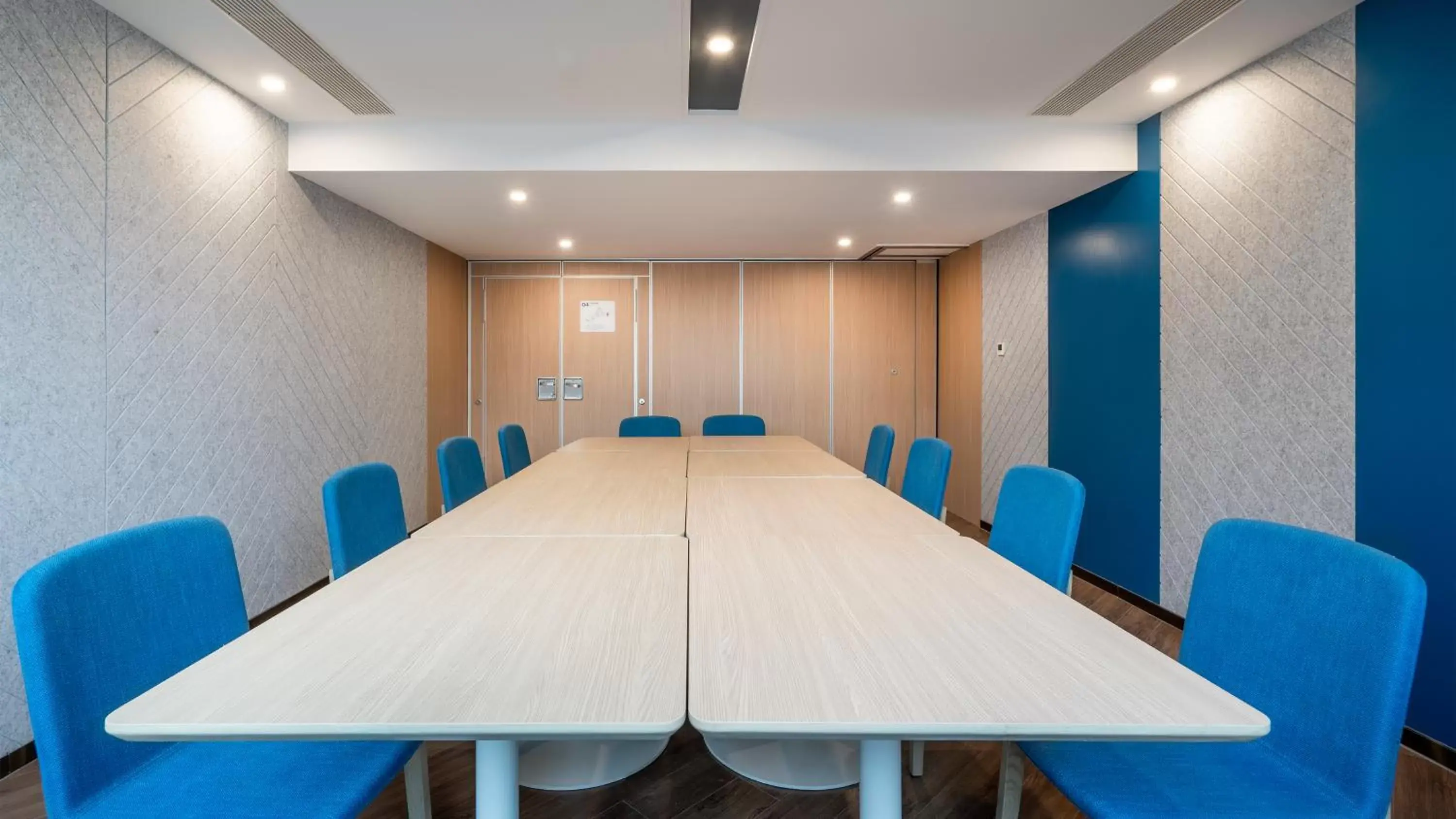 Meeting/conference room in Holiday Inn Express Qingdao City Center, an IHG Hotel
