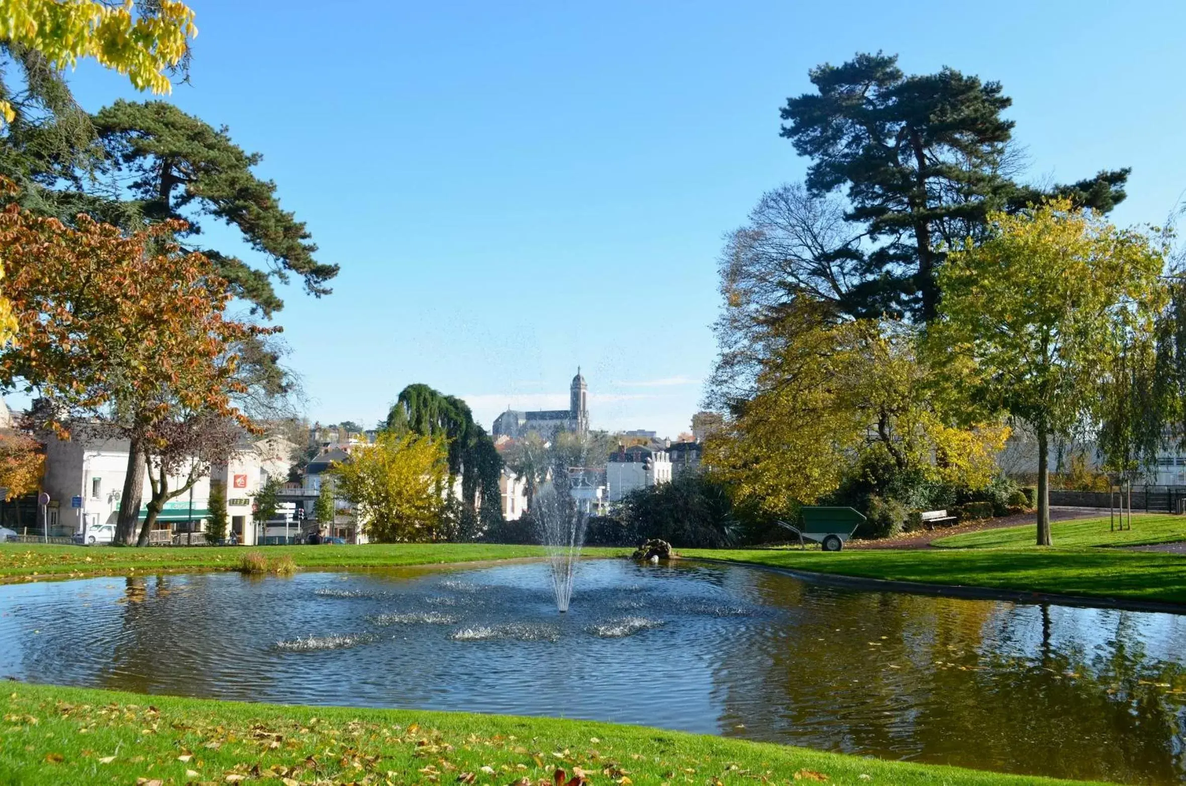 Nearby landmark, Swimming Pool in Mercure Cholet Centre