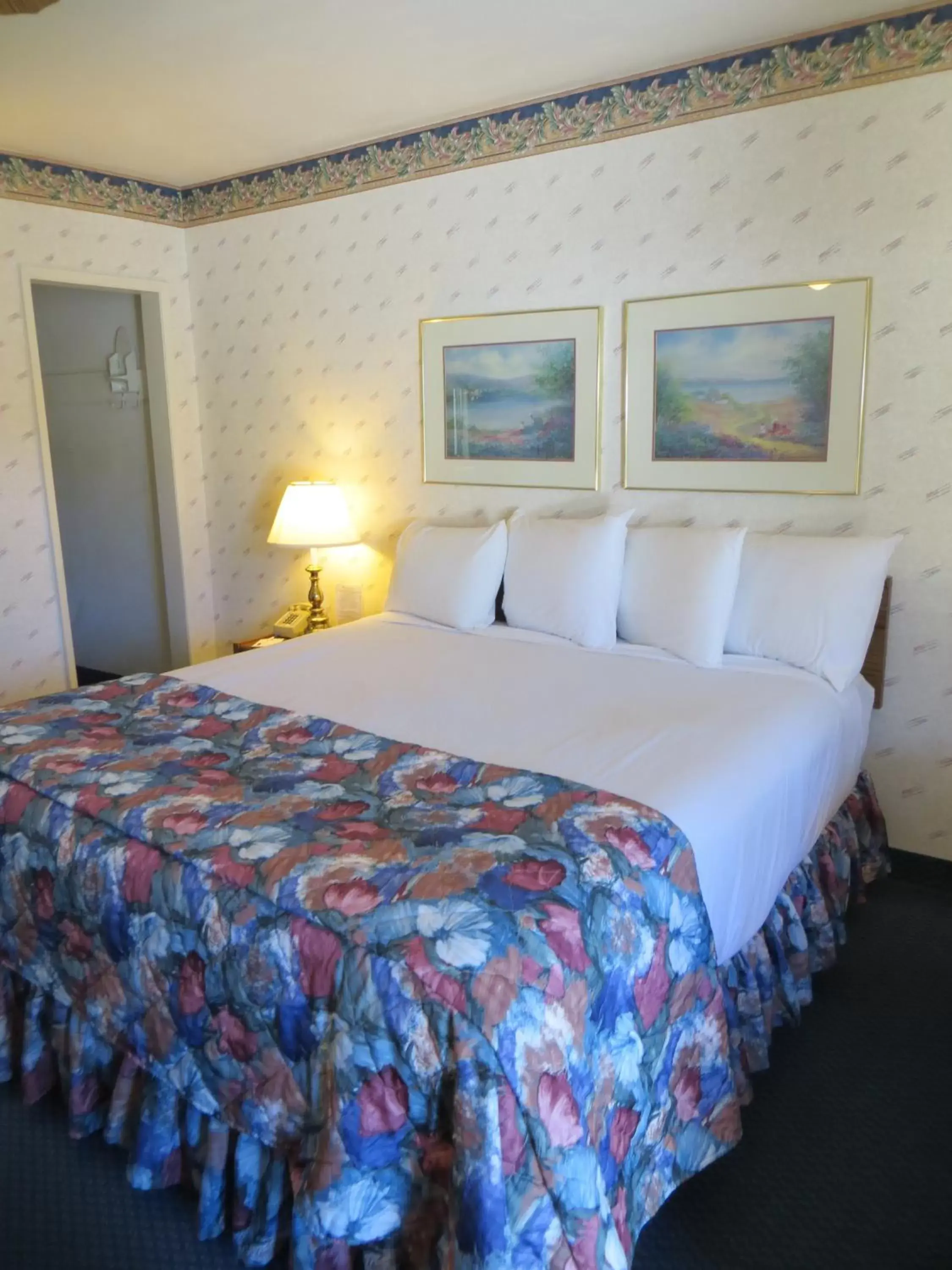 Bed in Americas Best Value Inn Tahoe City