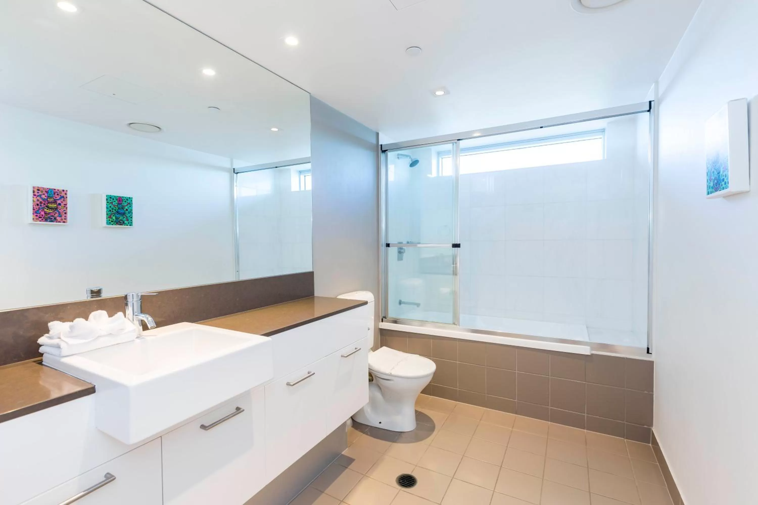 Shower in Artique Surfers Paradise - Official