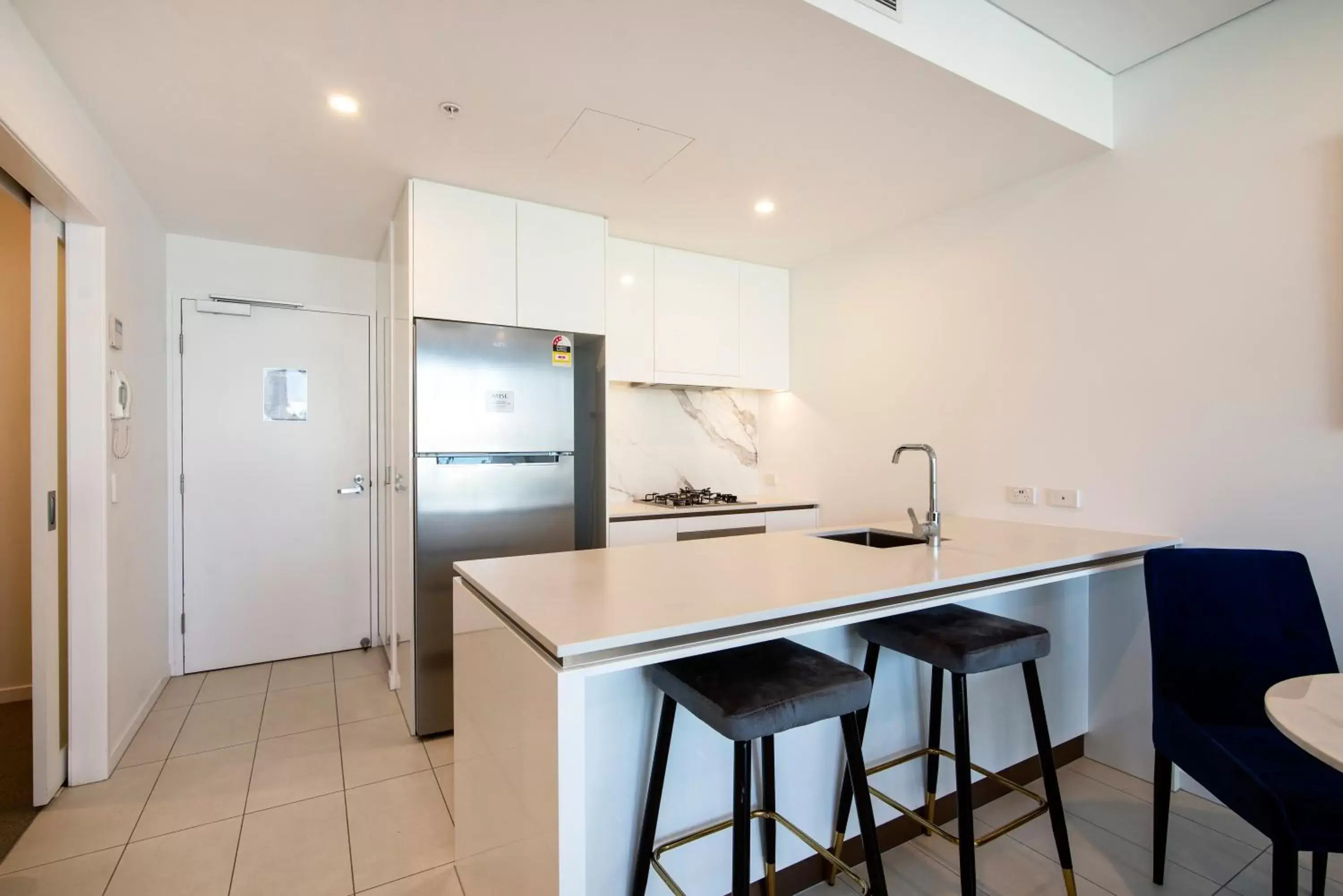 Kitchen or kitchenette, Kitchen/Kitchenette in Hope Street Apartments by CLLIX