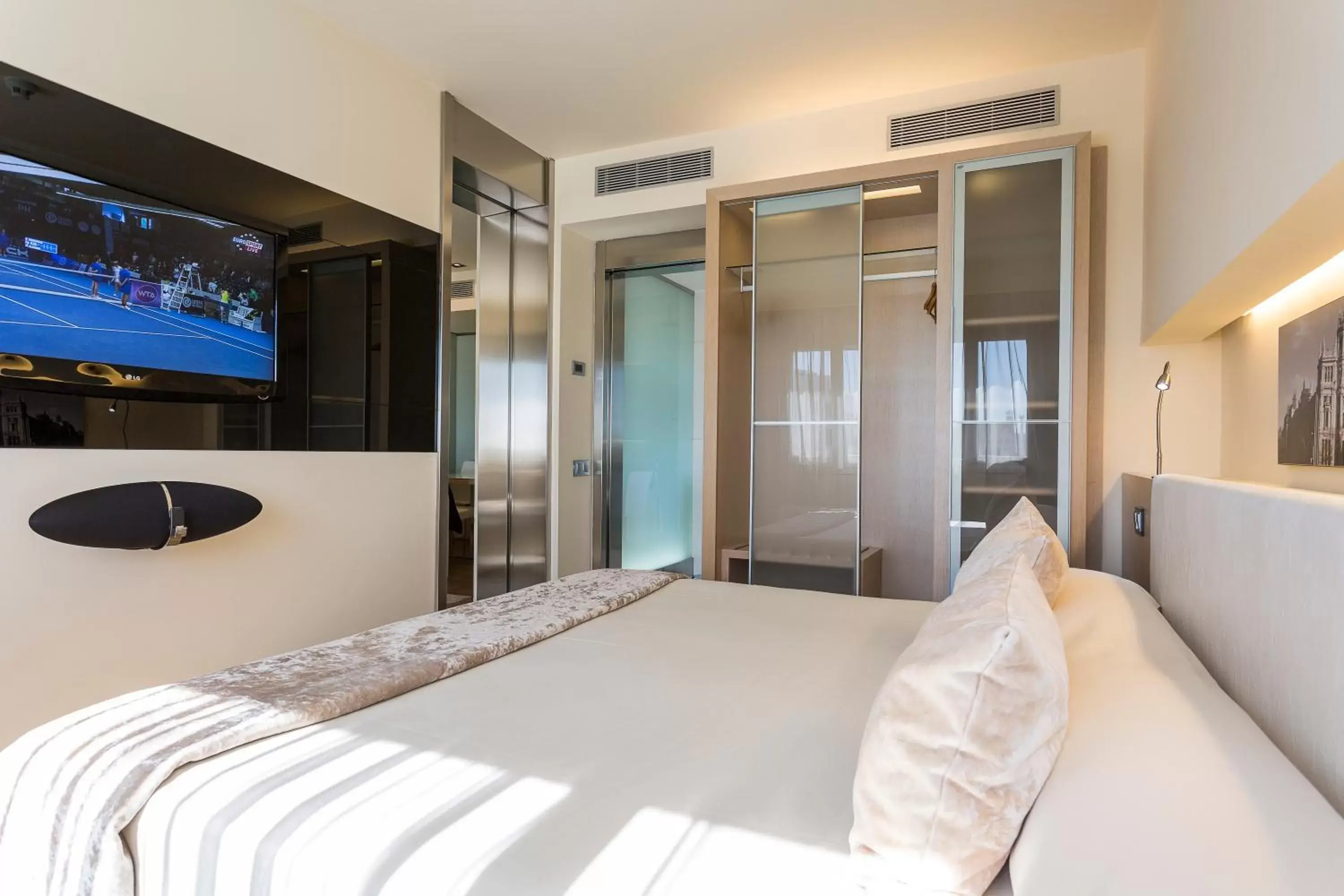 Bedroom, Bed in Madrid - Retiro, an IHG Hotel