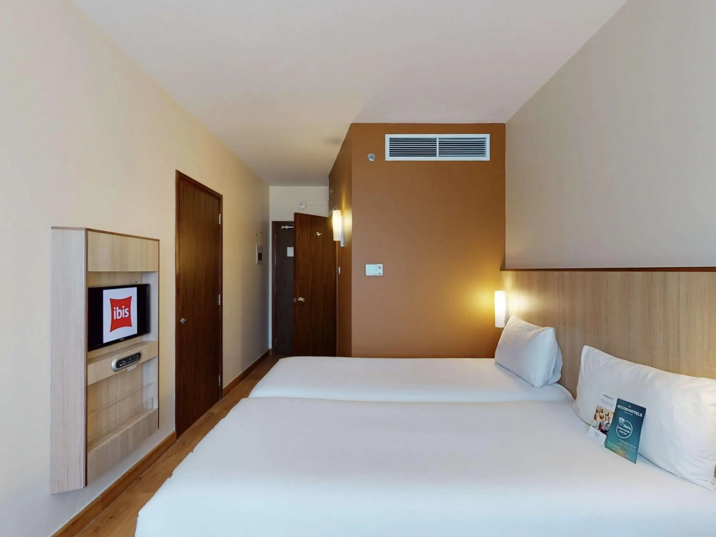 Photo of the whole room, Bed in Ibis Al Barsha