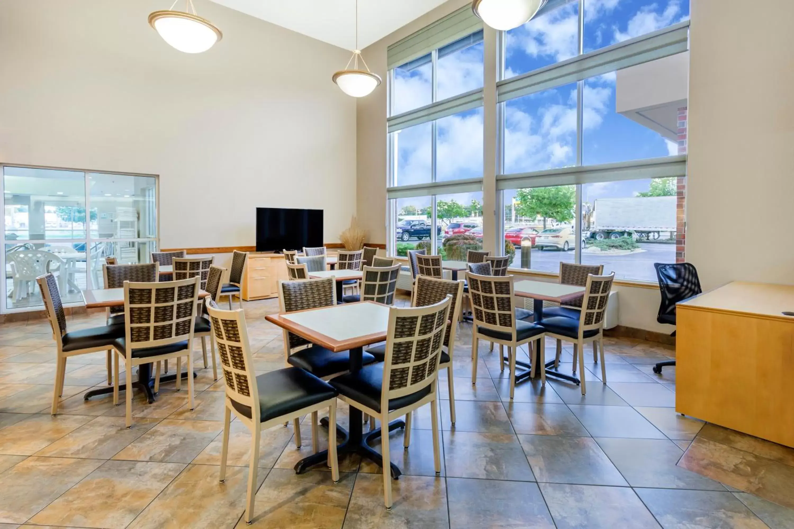 Lobby or reception, Restaurant/Places to Eat in Super 8 by Wyndham Madison South