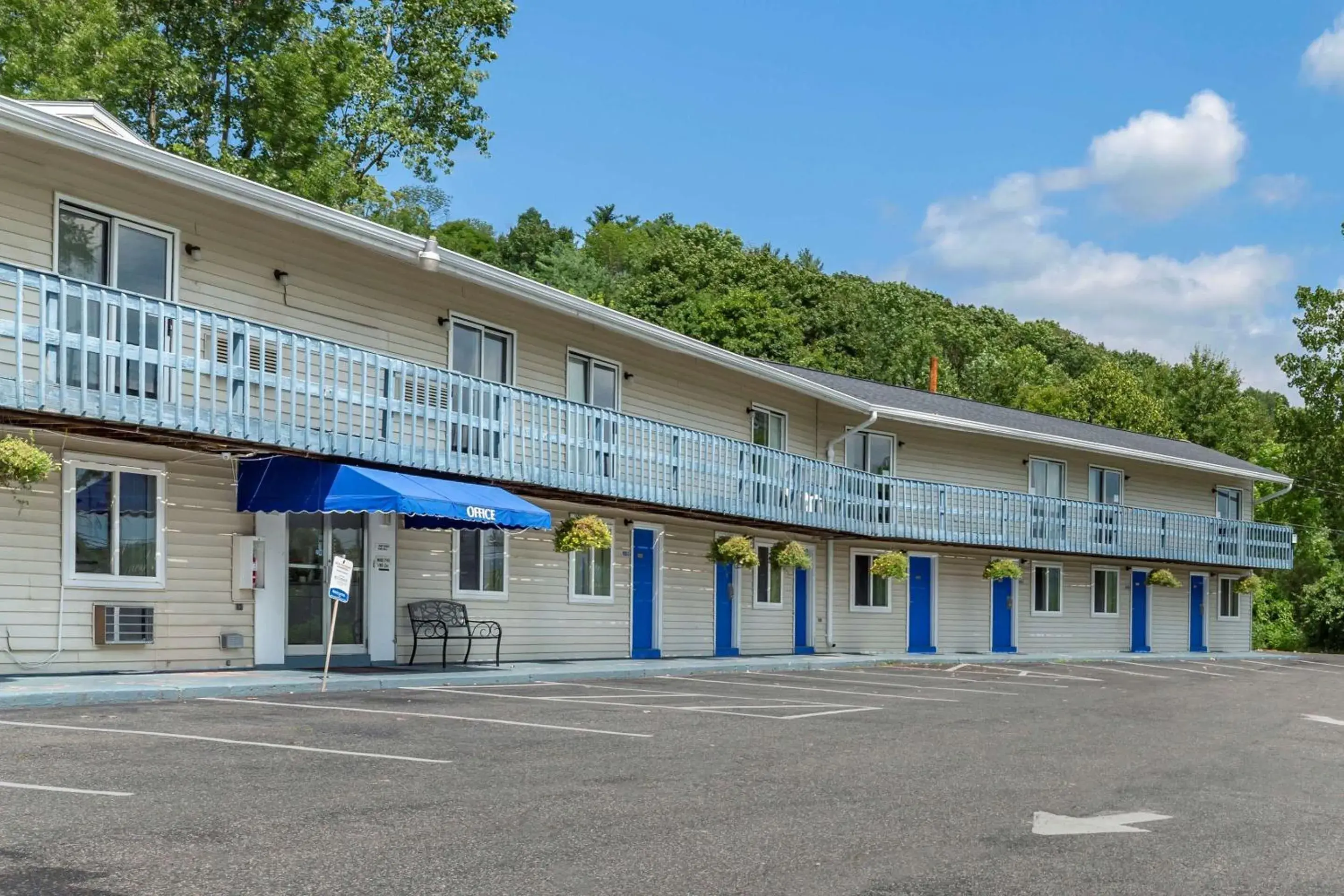 Property Building in Econo Lodge Lee - Great Barrington