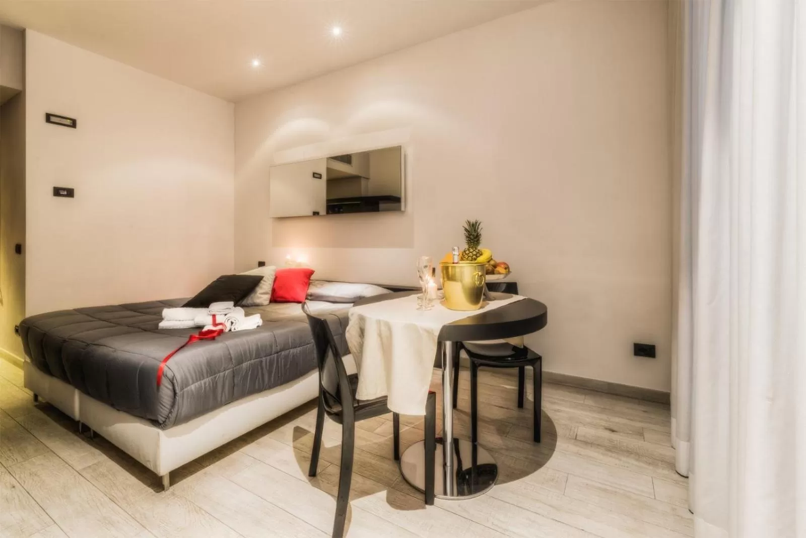 Photo of the whole room, Bed in Blue Shades Hotel