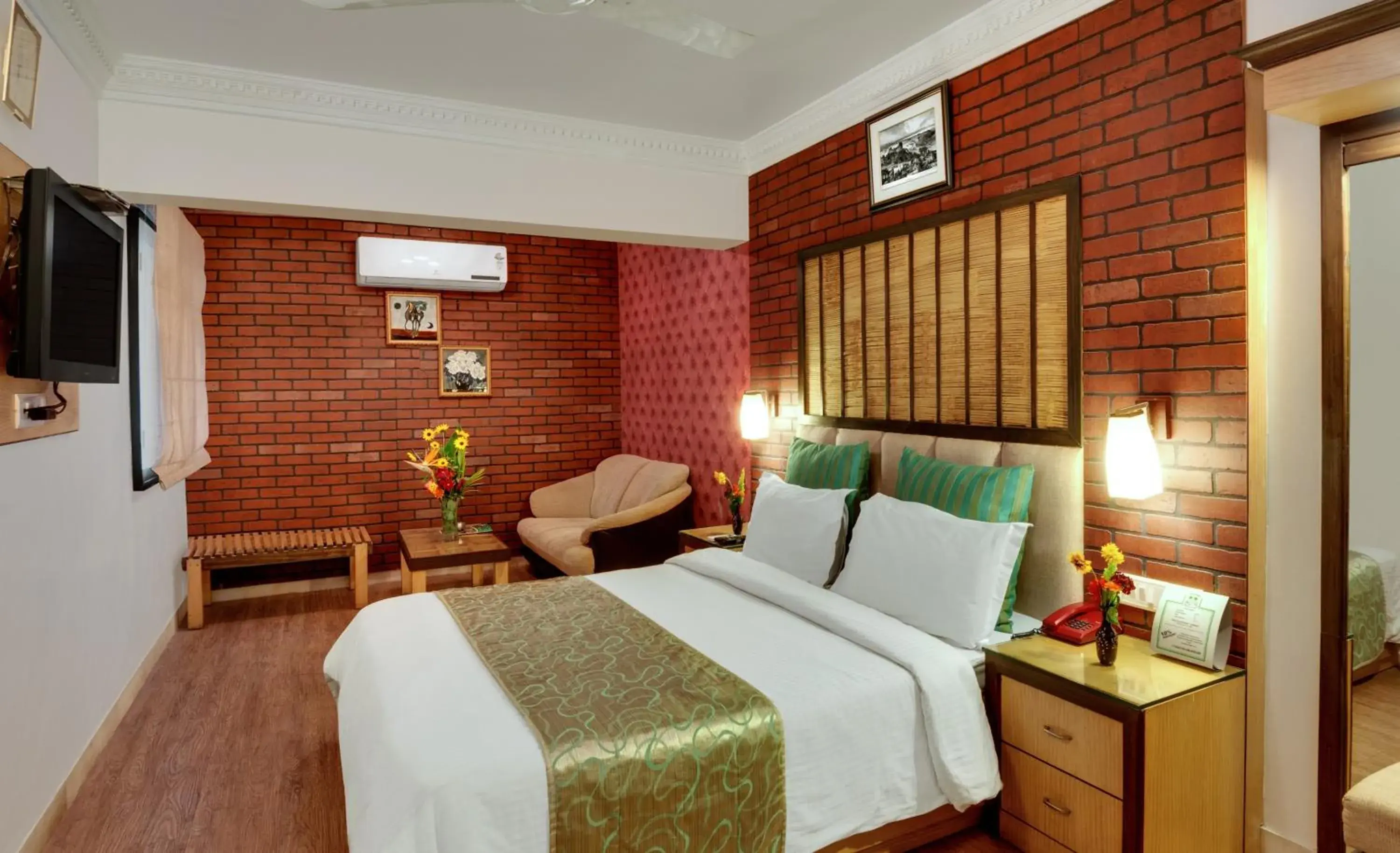 Photo of the whole room, Bed in Chacha Inn - The Garden Retreat