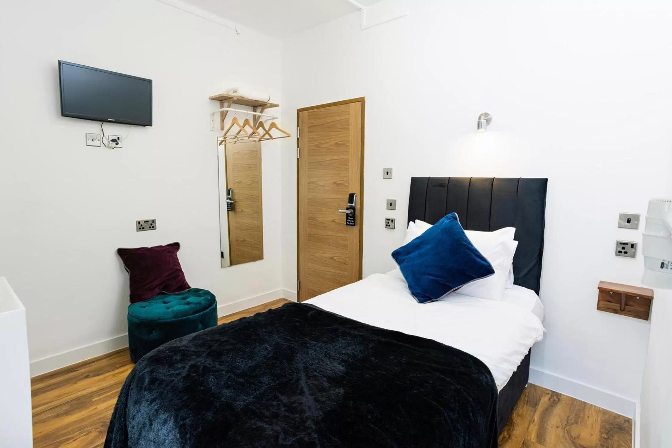 Bedroom, Bed in Cambridge House Hotel