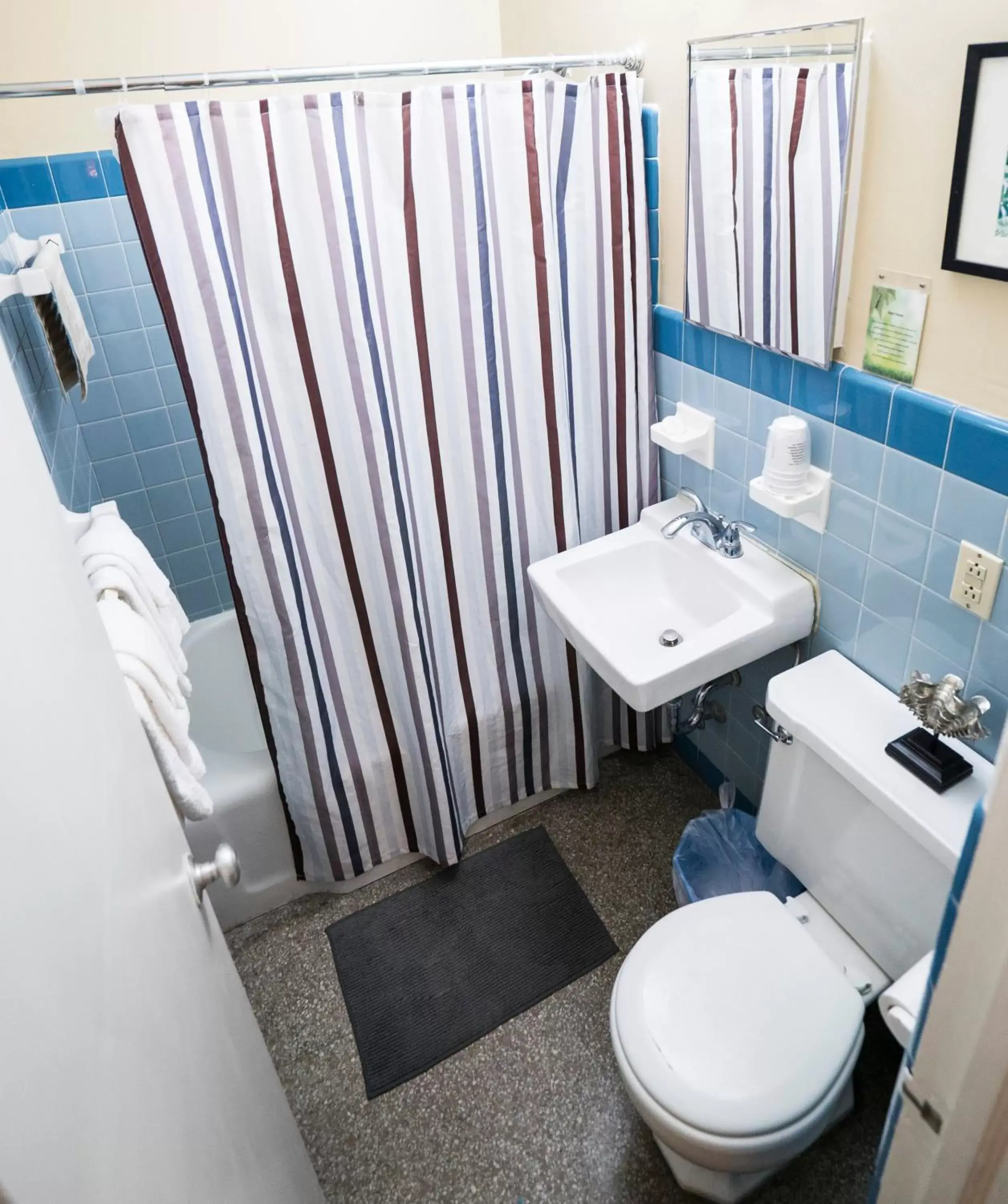 Shower, Bathroom in Ocean Inn