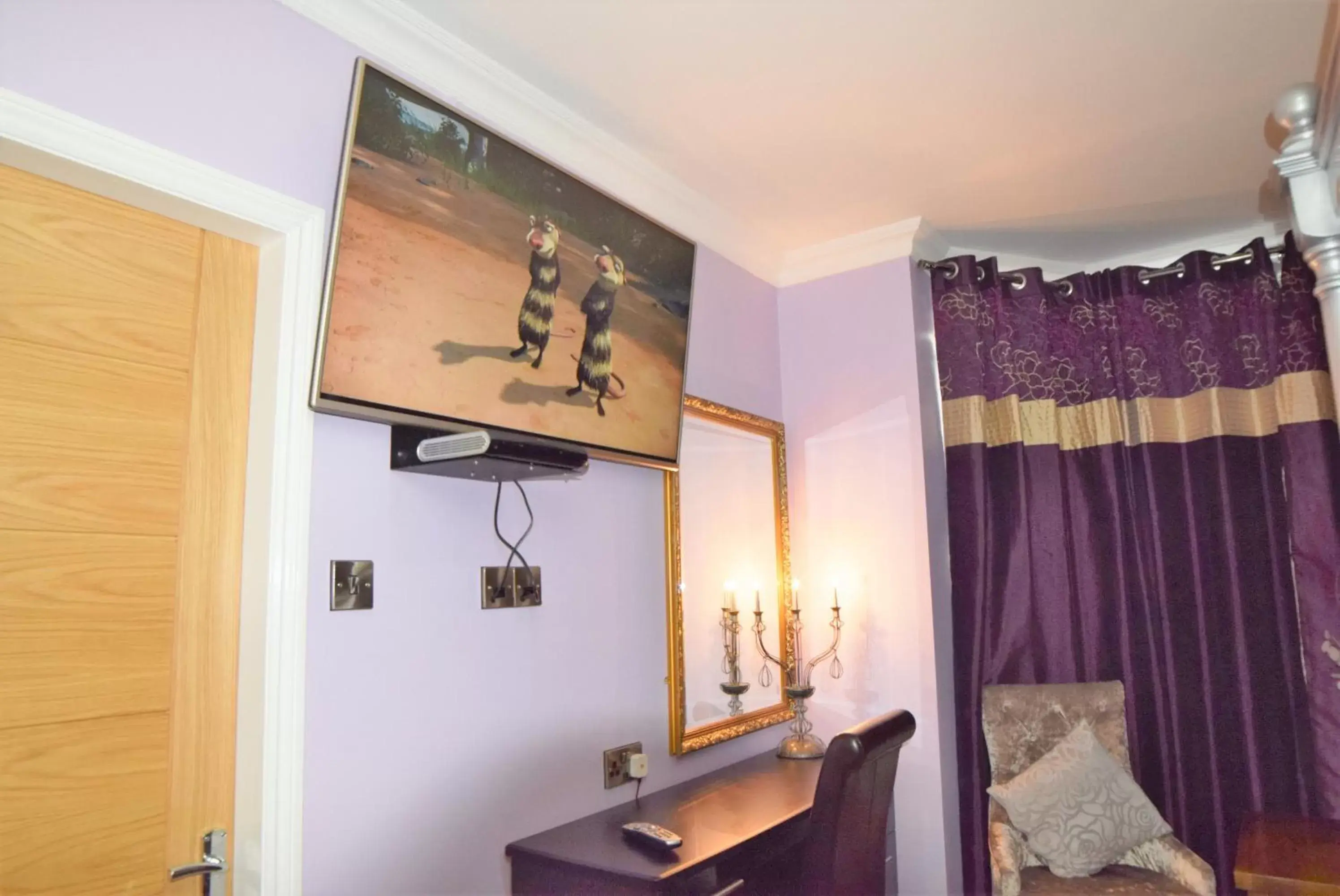 Bedroom, TV/Entertainment Center in Dovedale Hotel and Restaurant