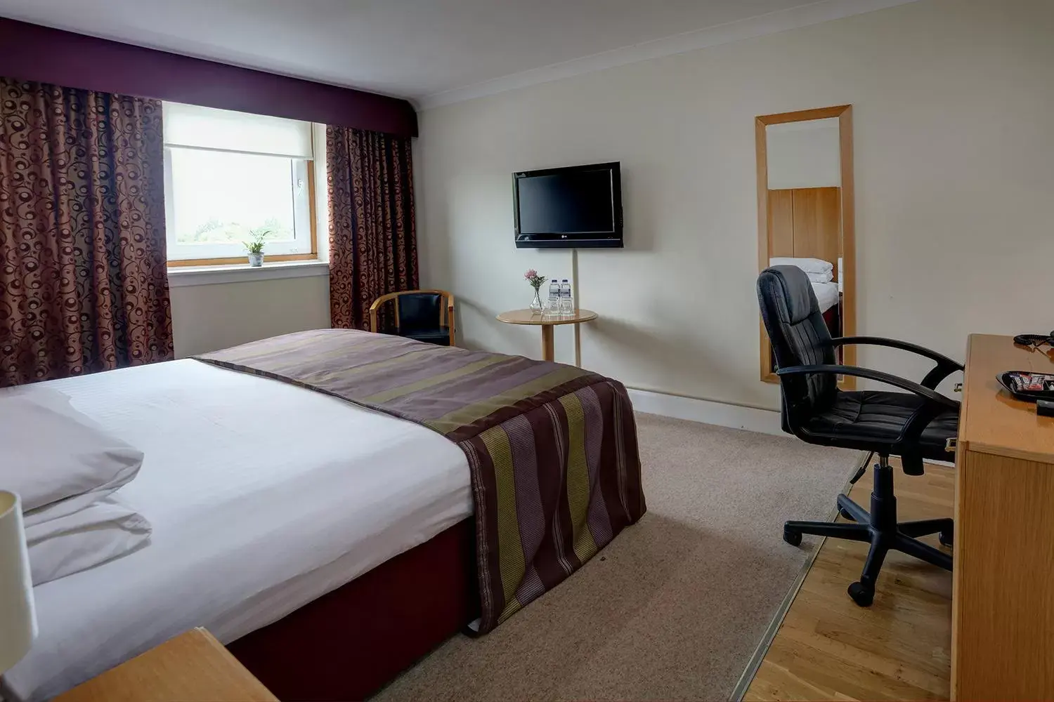 Photo of the whole room, TV/Entertainment Center in Best Western The Hilcroft Hotel West Lothian