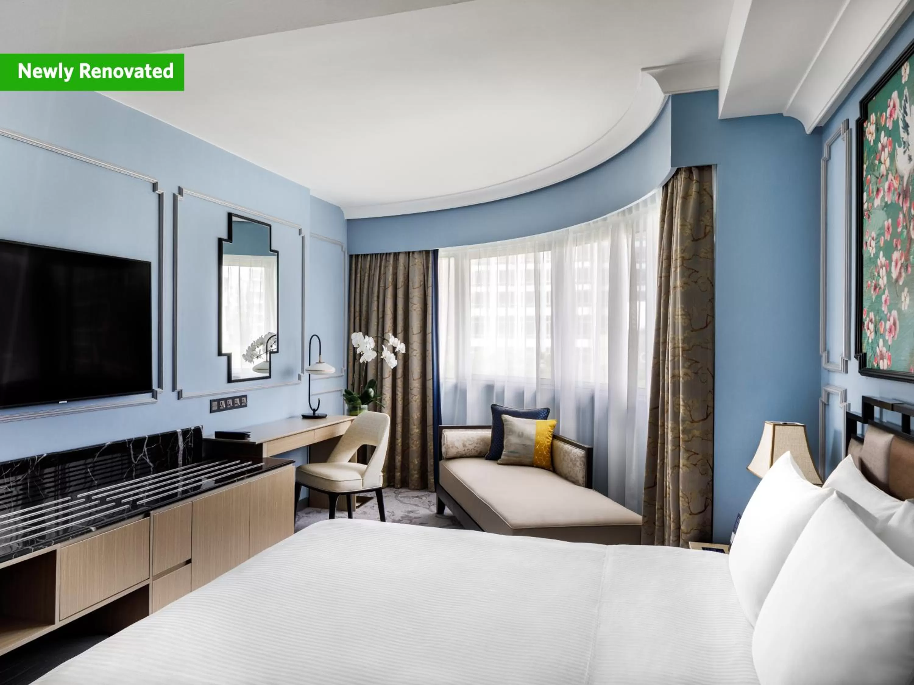 Living room, Bed in Copthorne King's Hotel Singapore