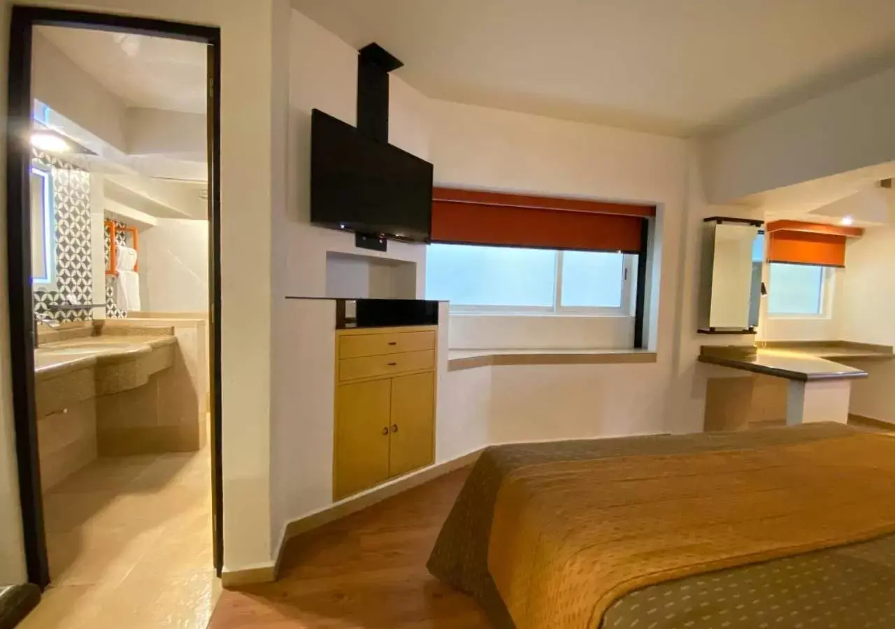 TV and multimedia, Bed in Hotel Villa de Madrid