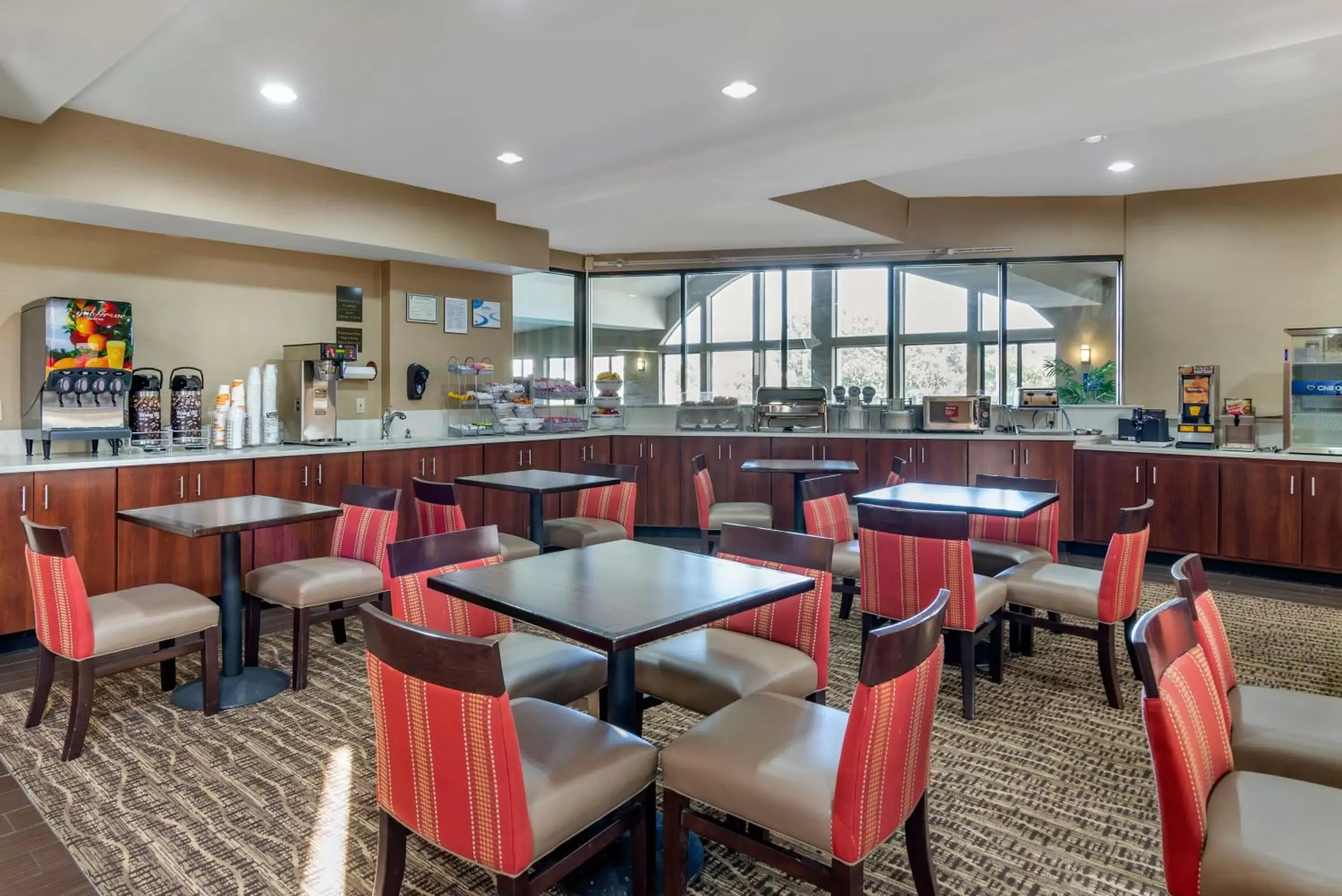 Breakfast, Restaurant/Places to Eat in Comfort Suites near Robins Air Force Base