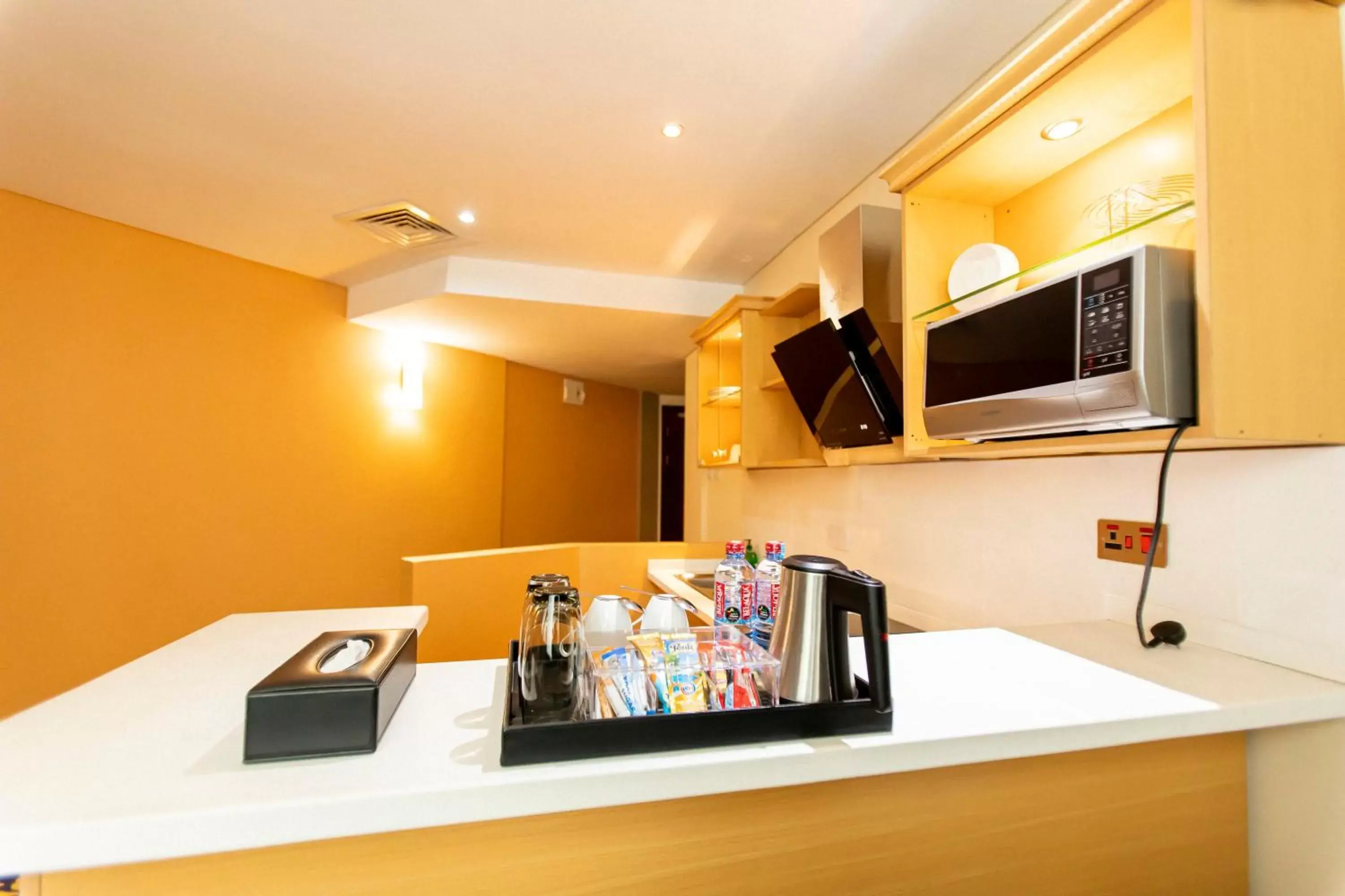 Coffee/tea facilities, Kitchen/Kitchenette in Best Western Premier Accra Airport Hotel