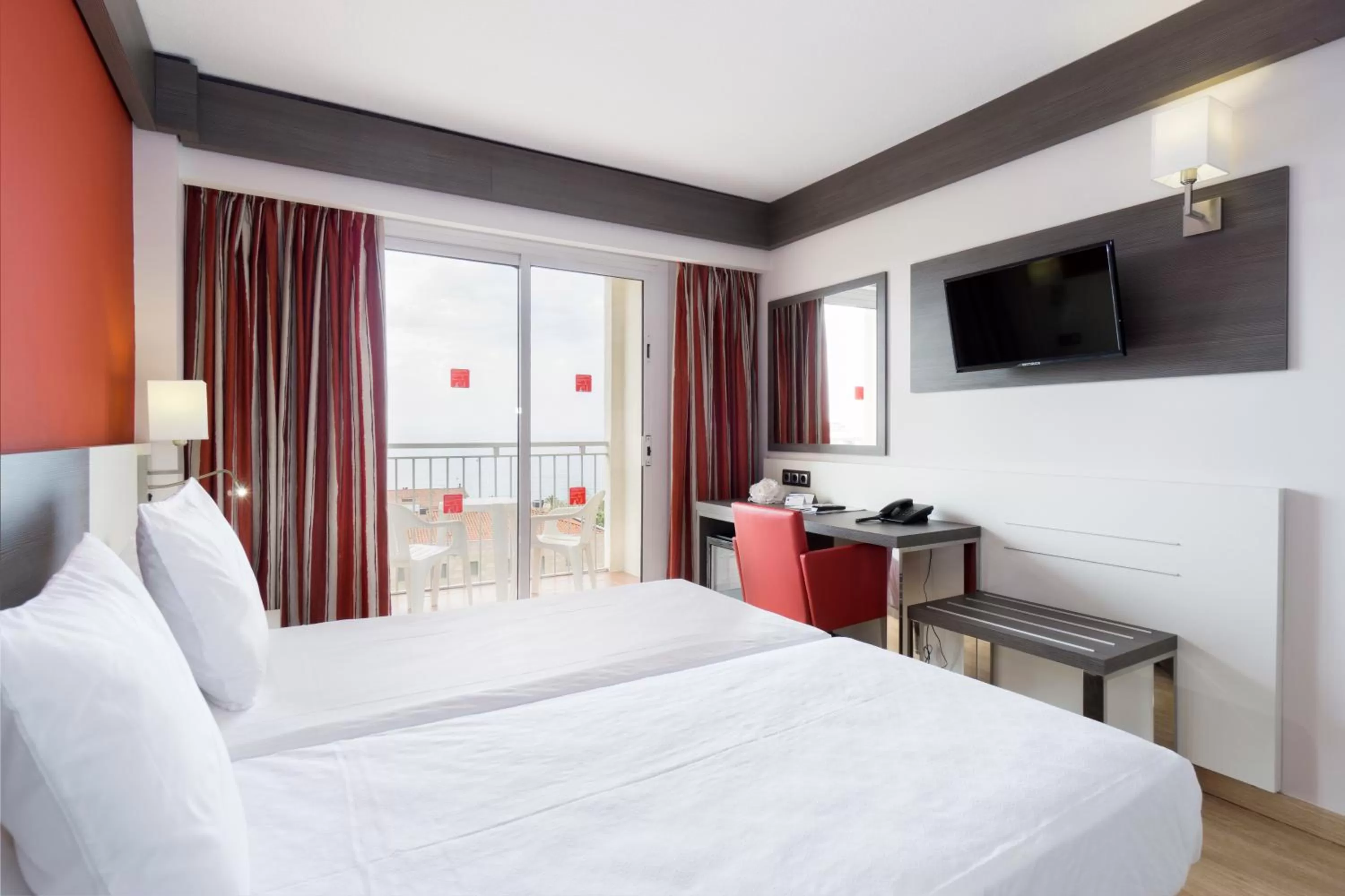 Double or Twin Room with terrace and sea view (2 Adults + 1 Child) in Medplaya Hotel Santa Monica