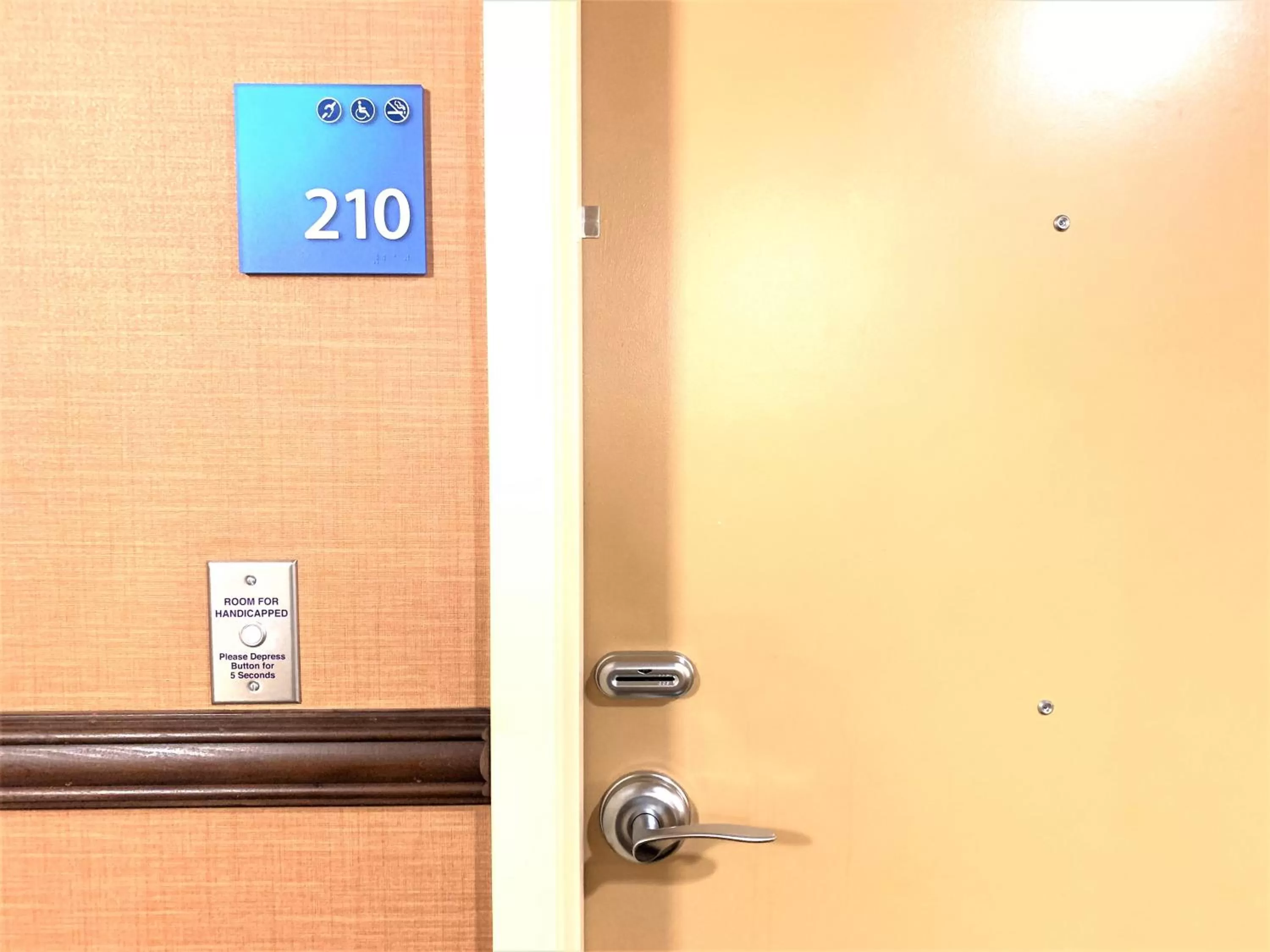 acessibility in Holiday Inn Express Fresno Northwest - Herndon by IHG