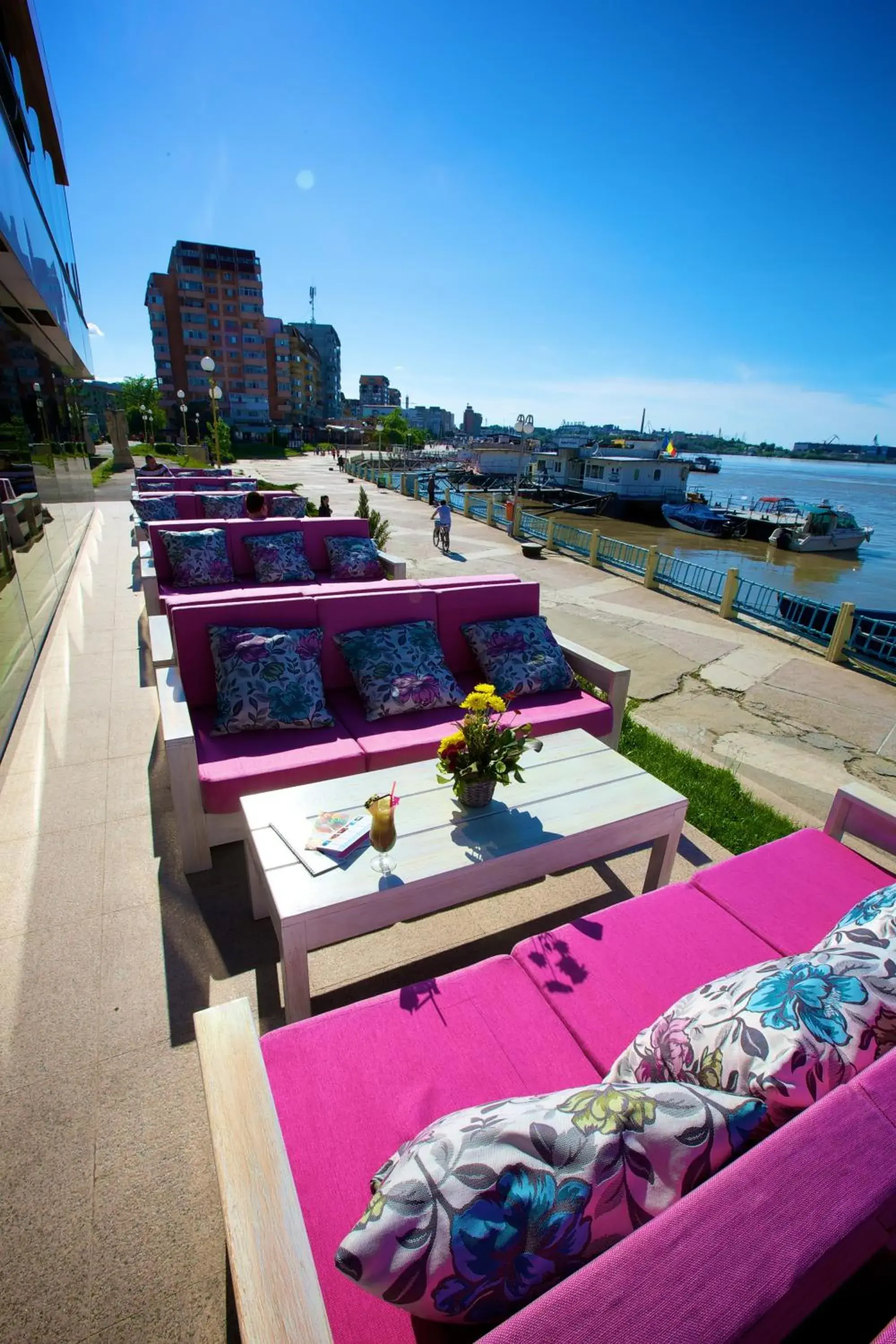 Lounge or bar, Pool View in Hotel Delta 4