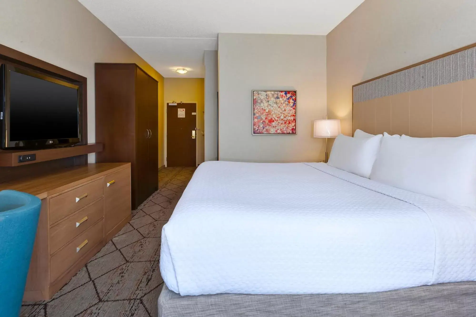 Photo of the whole room, Bed in Crowne Plaza Columbus North - Worthington, an IHG Hotel