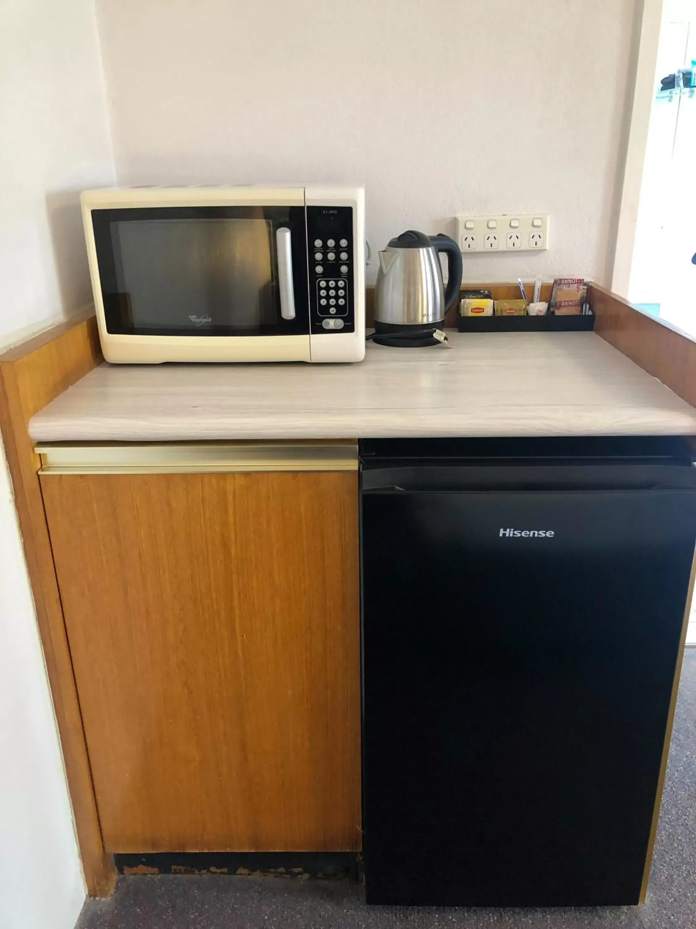 Kitchen/Kitchenette in Avaleen Lodge Motor Inn