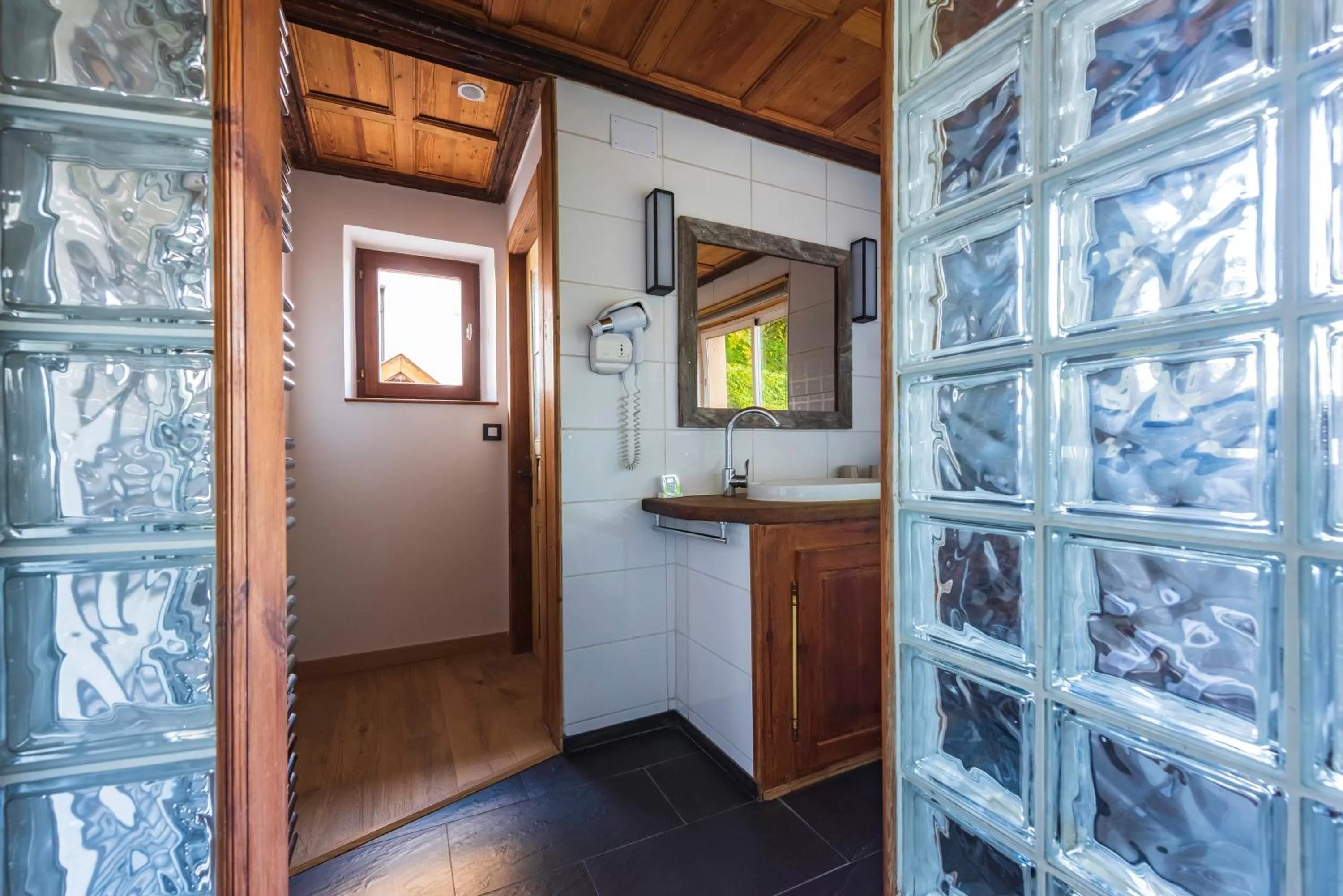 Shower in Hôtel La Garenne