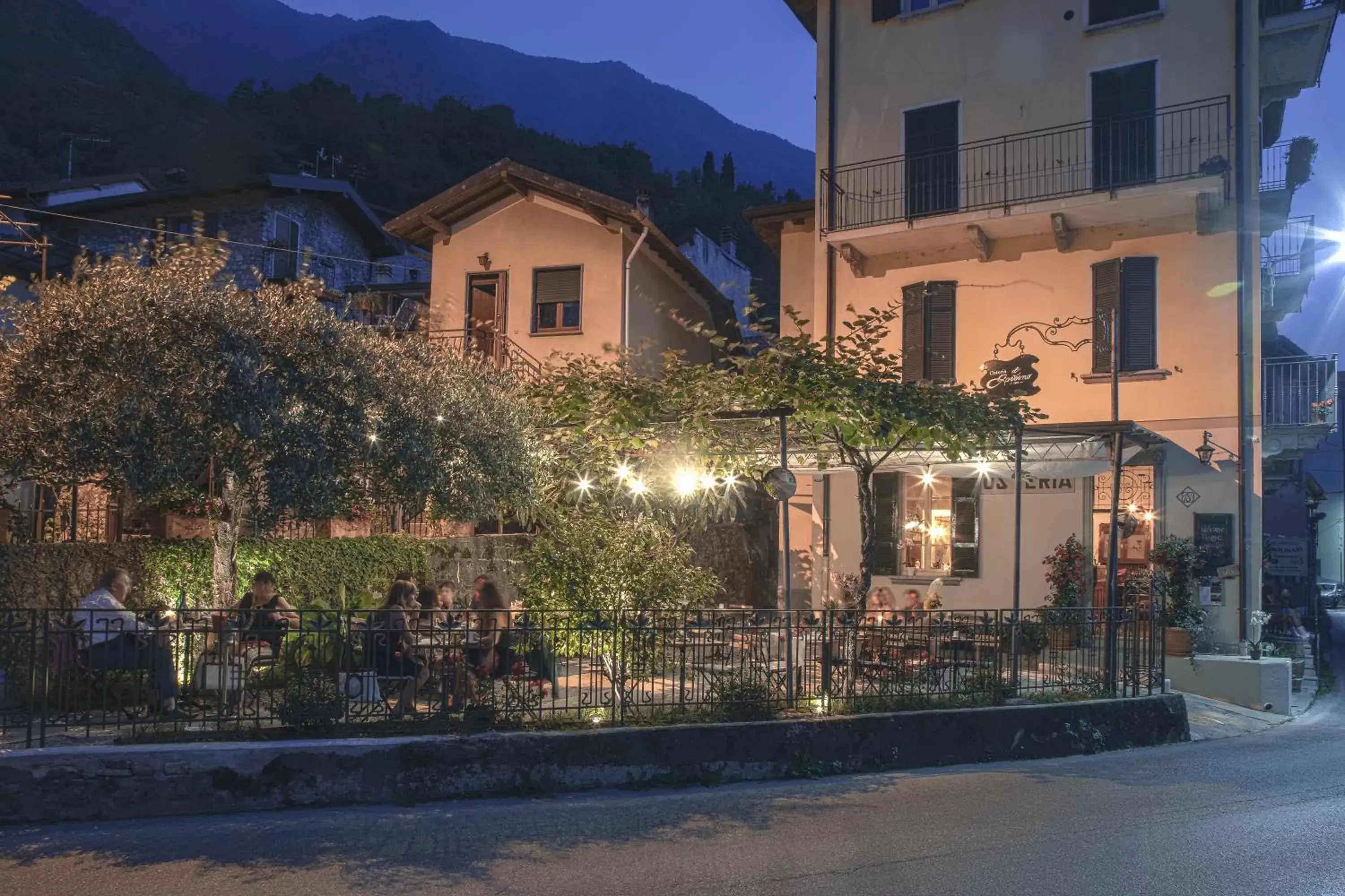 Restaurant/places to eat, Property Building in La Corte del Governo 565