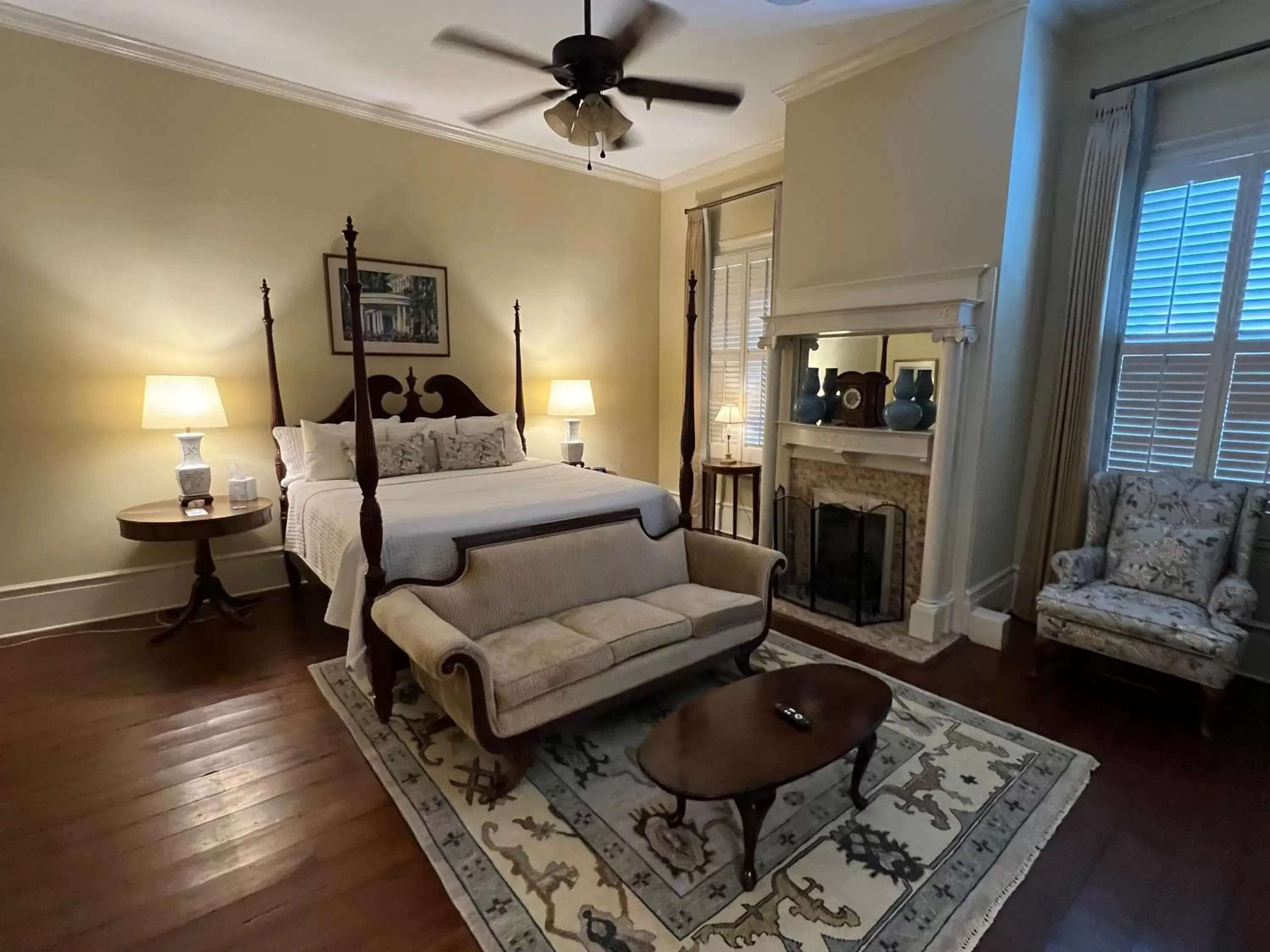 Photo of the whole room, Bed in 1842 Inn Photo of the whole room, Bed in 1842 Inn