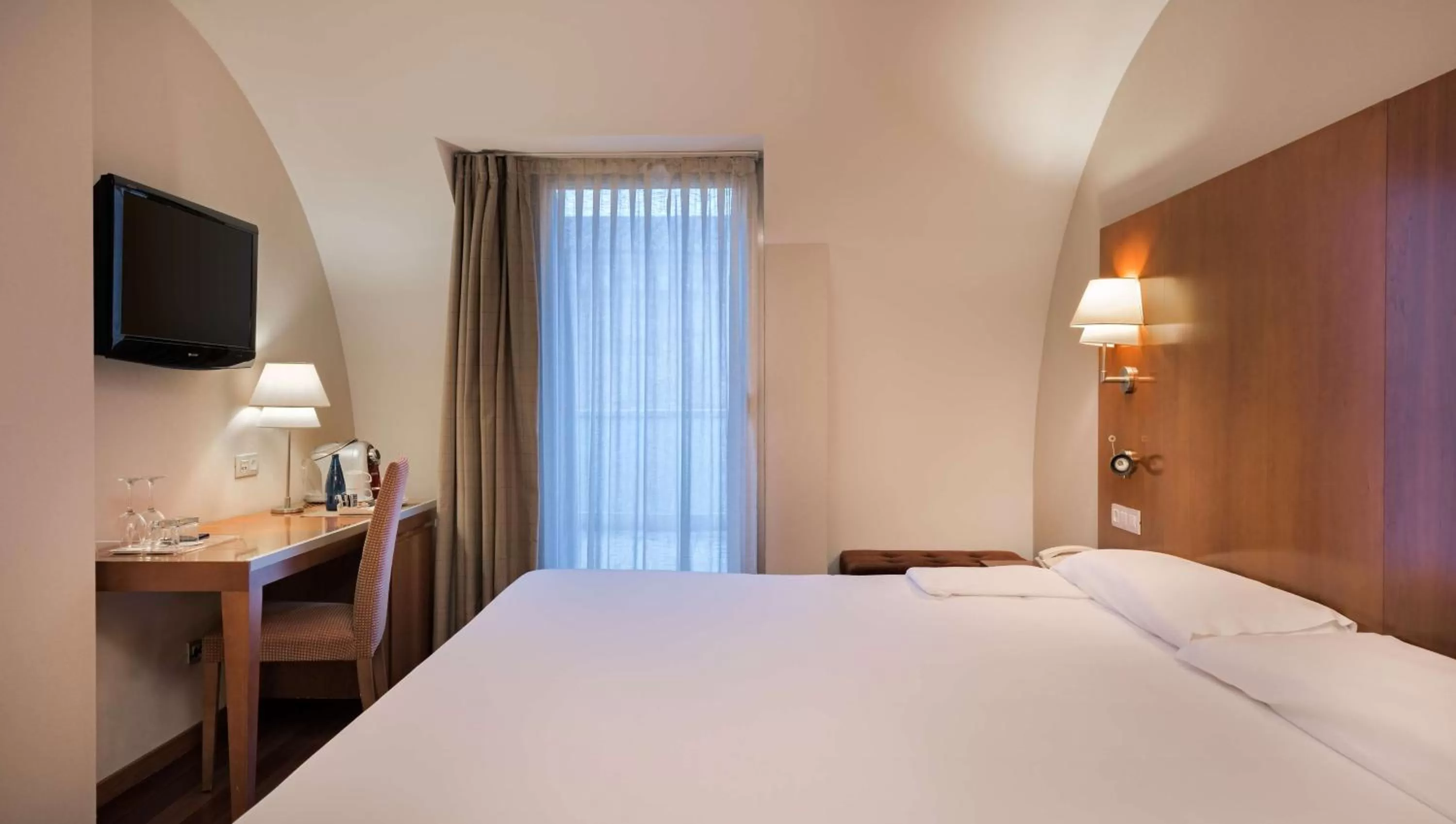 Photo of the whole room, Bed in NH Zamora Palacio del Duero