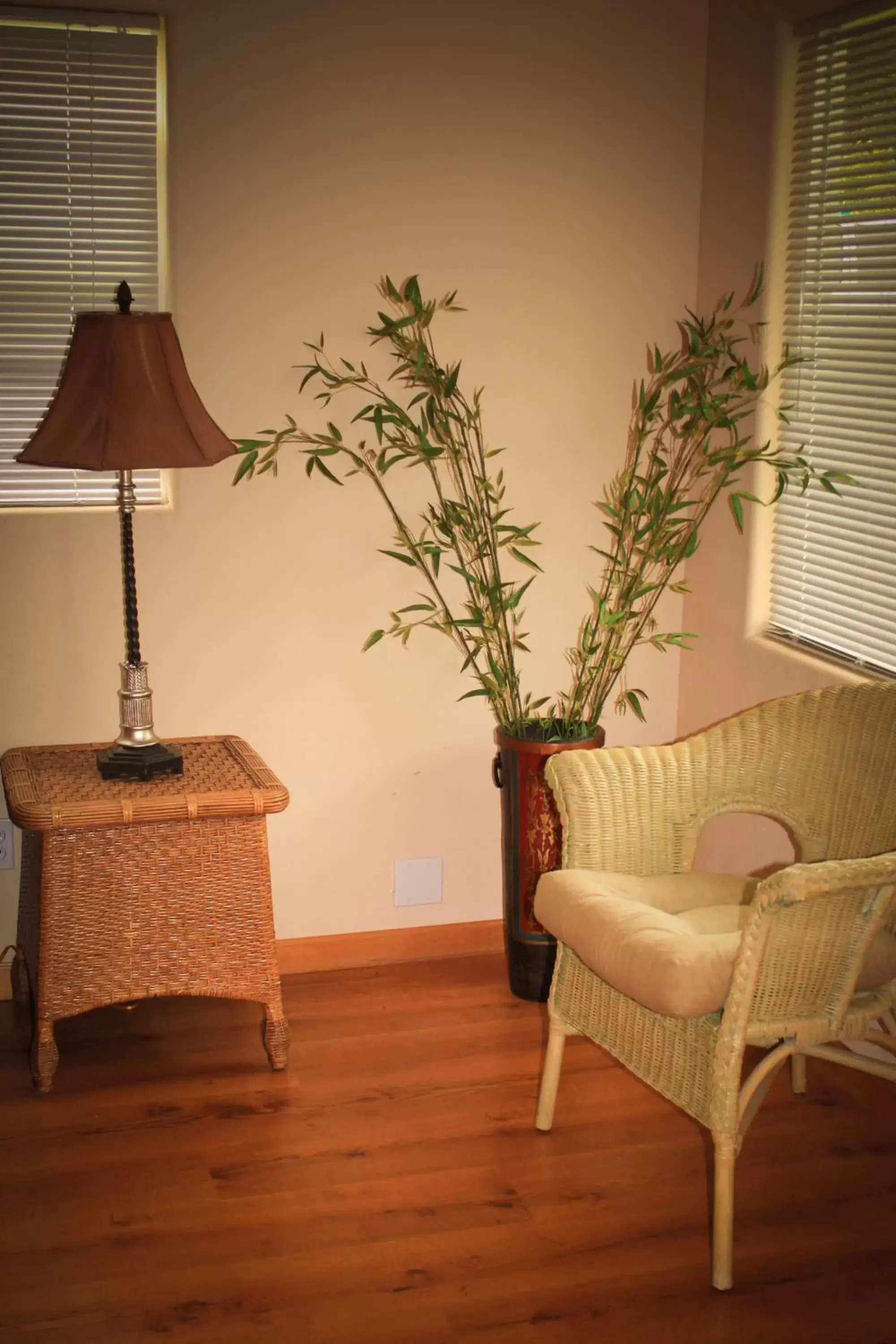 Decorative detail, Seating Area in The Islander Inn