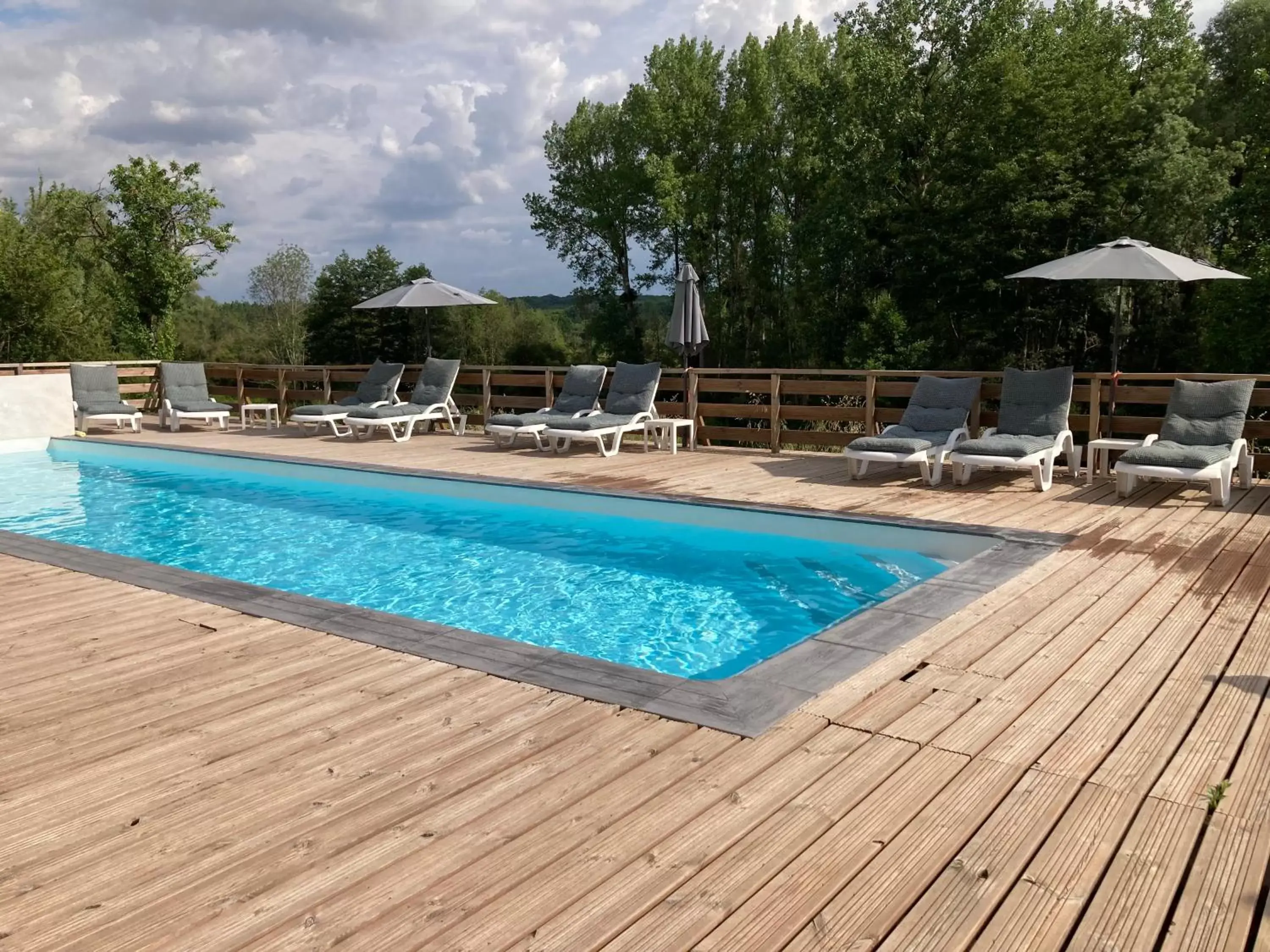 Swimming Pool in Logis Hôtels Troglododo