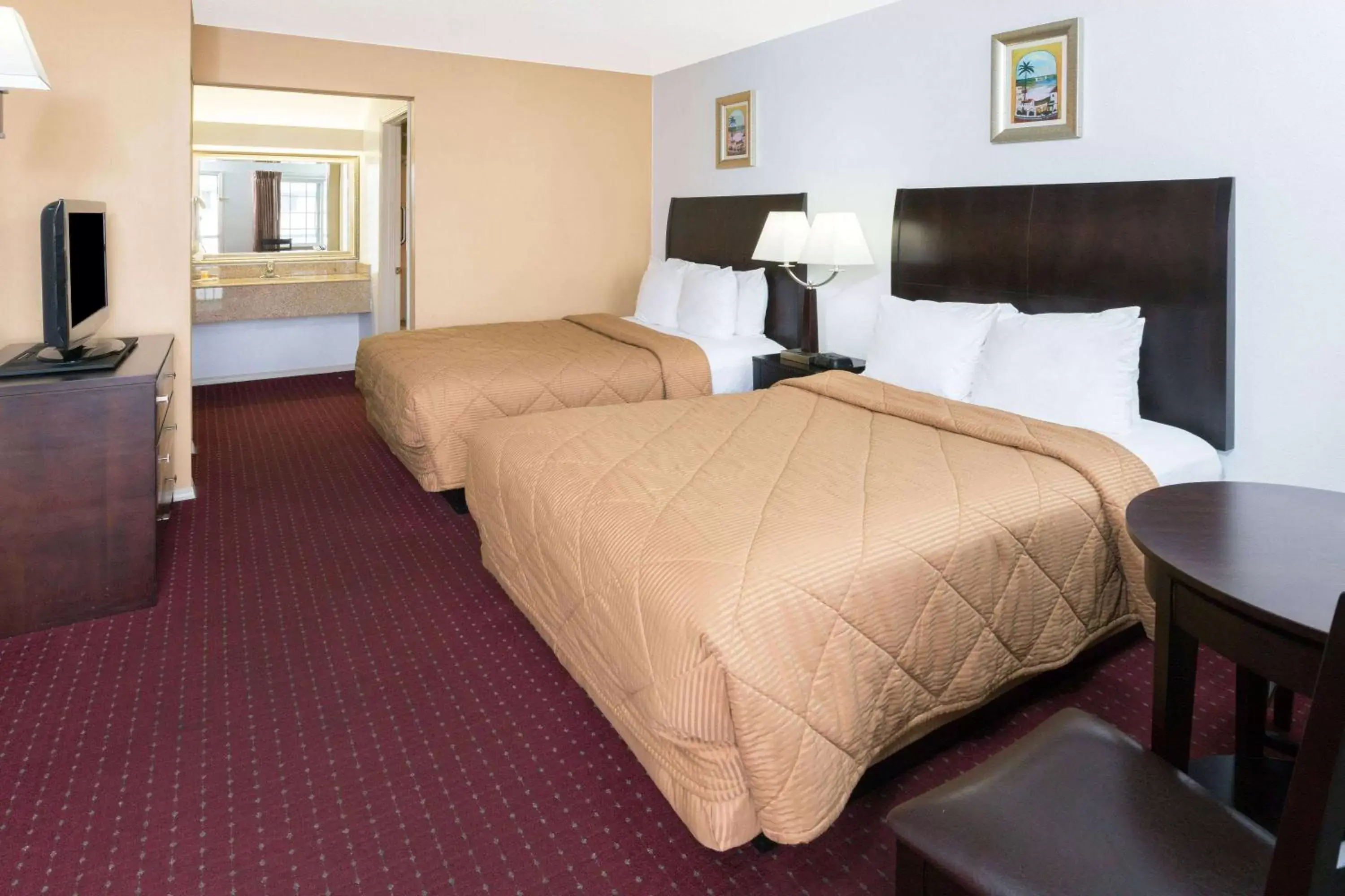 Photo of the whole room, Bed in Days Inn by Wyndham Newport OR