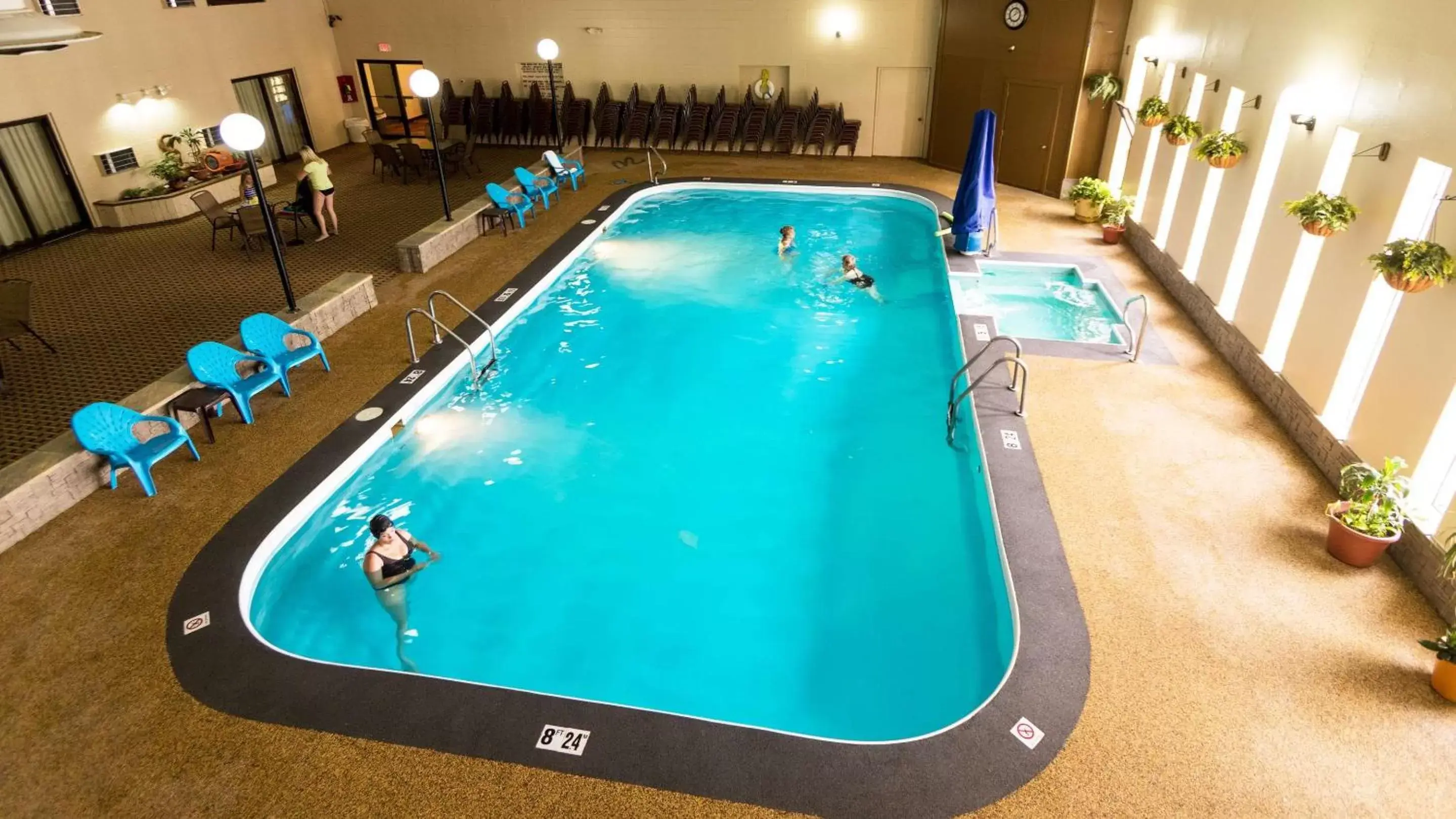 Swimming pool, Pool View in Wrangler Inn Mobridge