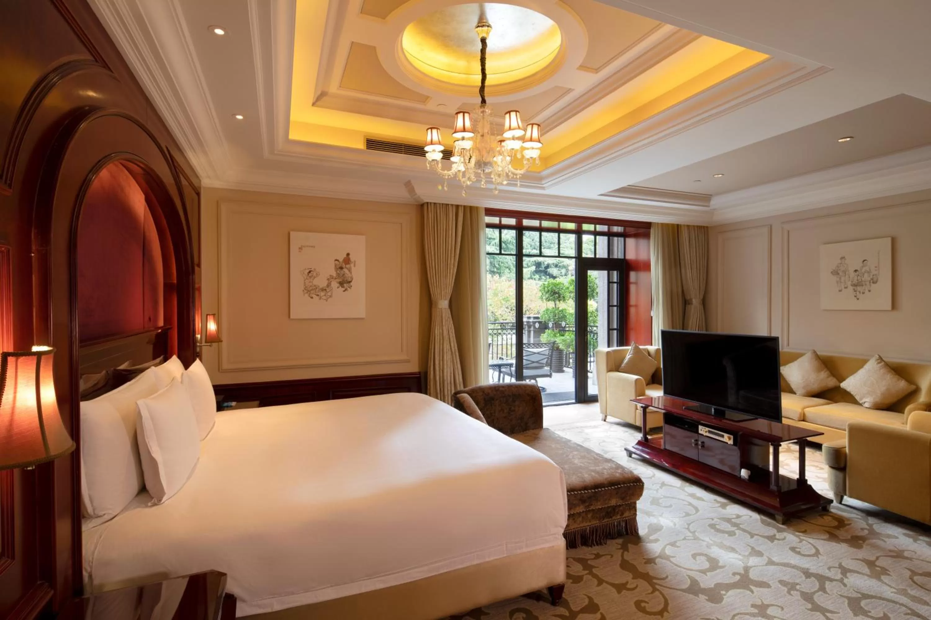 Photo of the whole room, Bed in InterContinental Shanghai Ruijin by IHG - Downtown Historic Iconic Garden Hotel