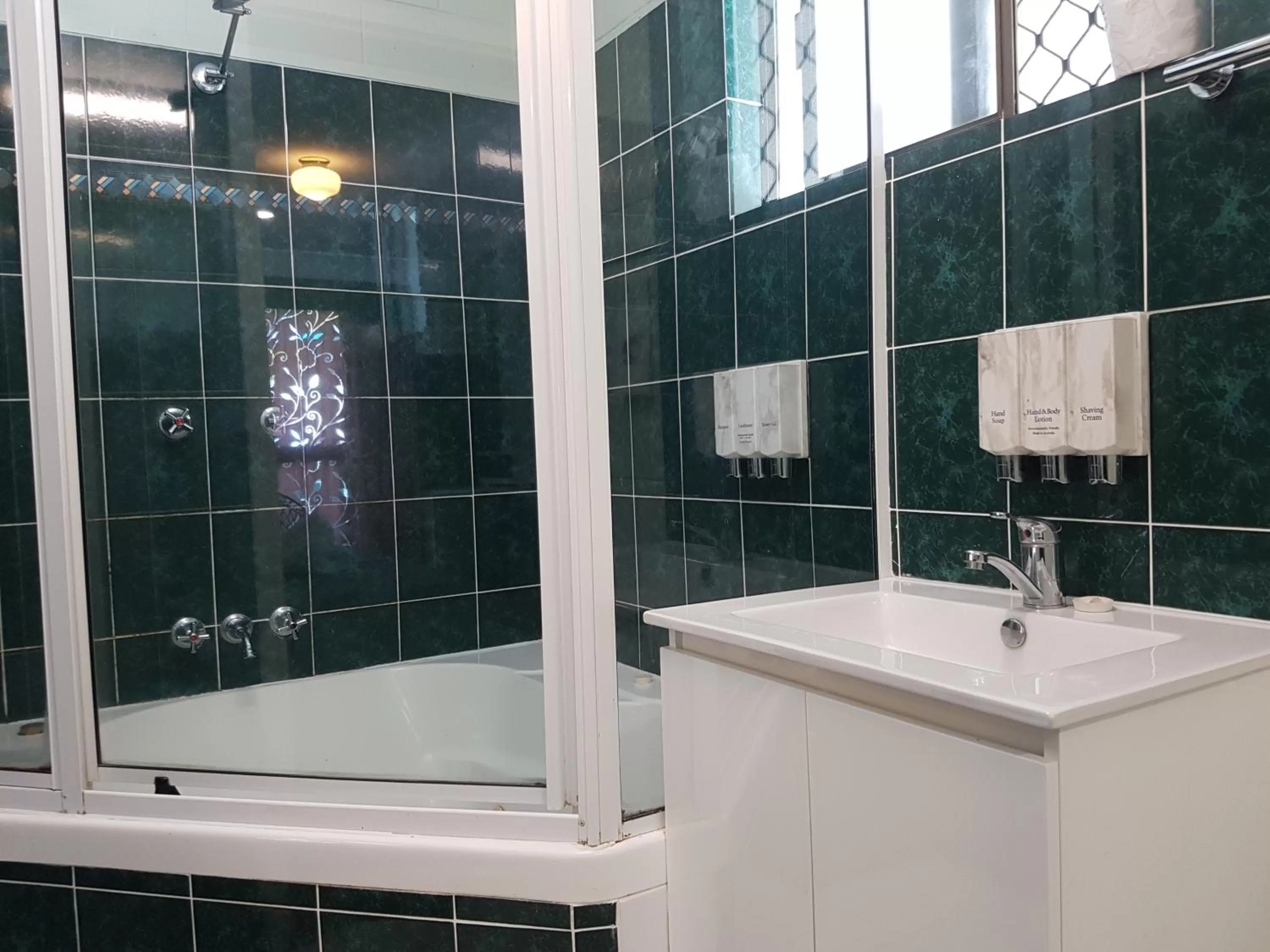 Shower in Y Motels Rockhampton