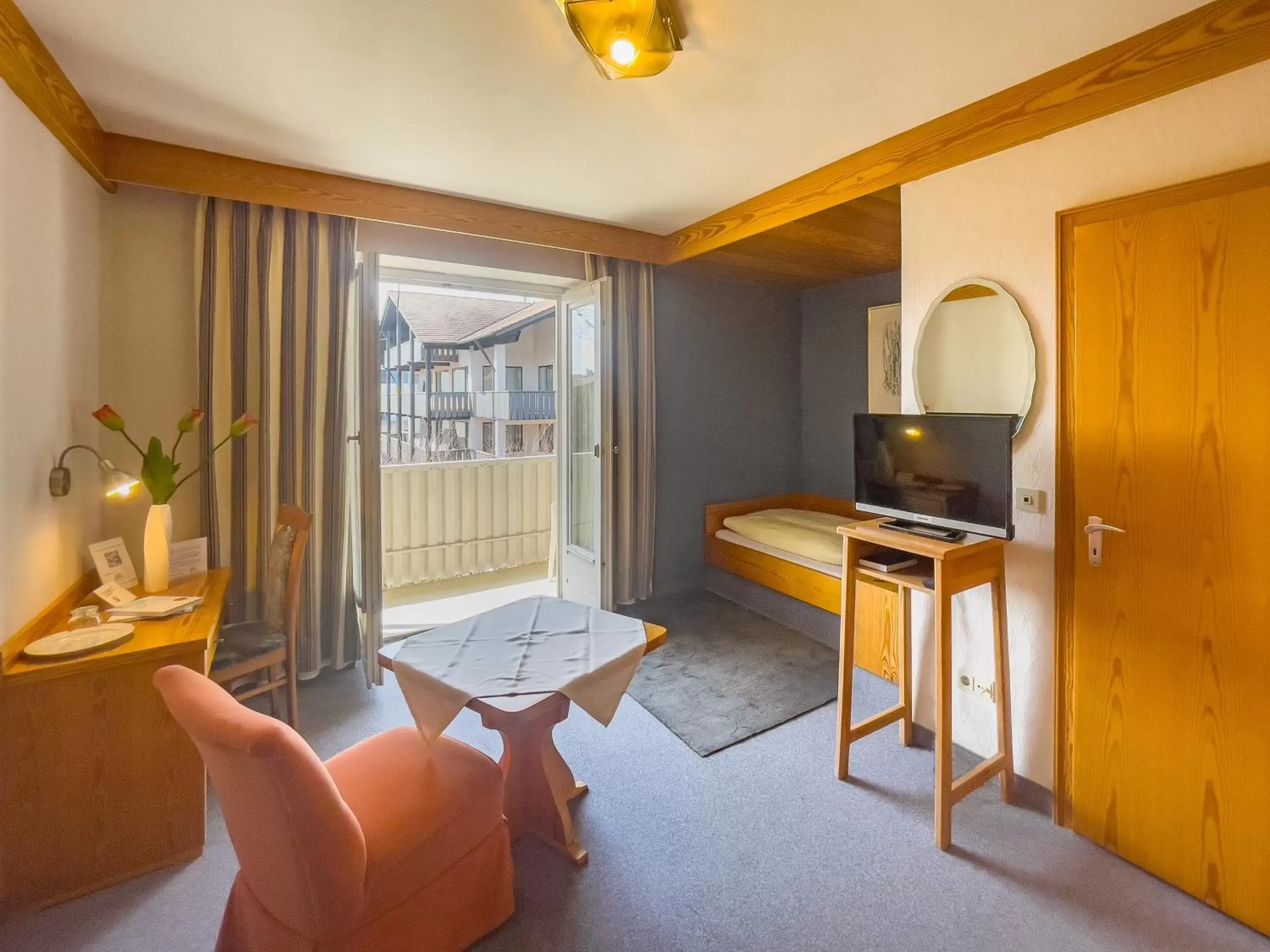 Photo of the whole room, TV/Entertainment Center in Kneipp-Kurhotel Emilie