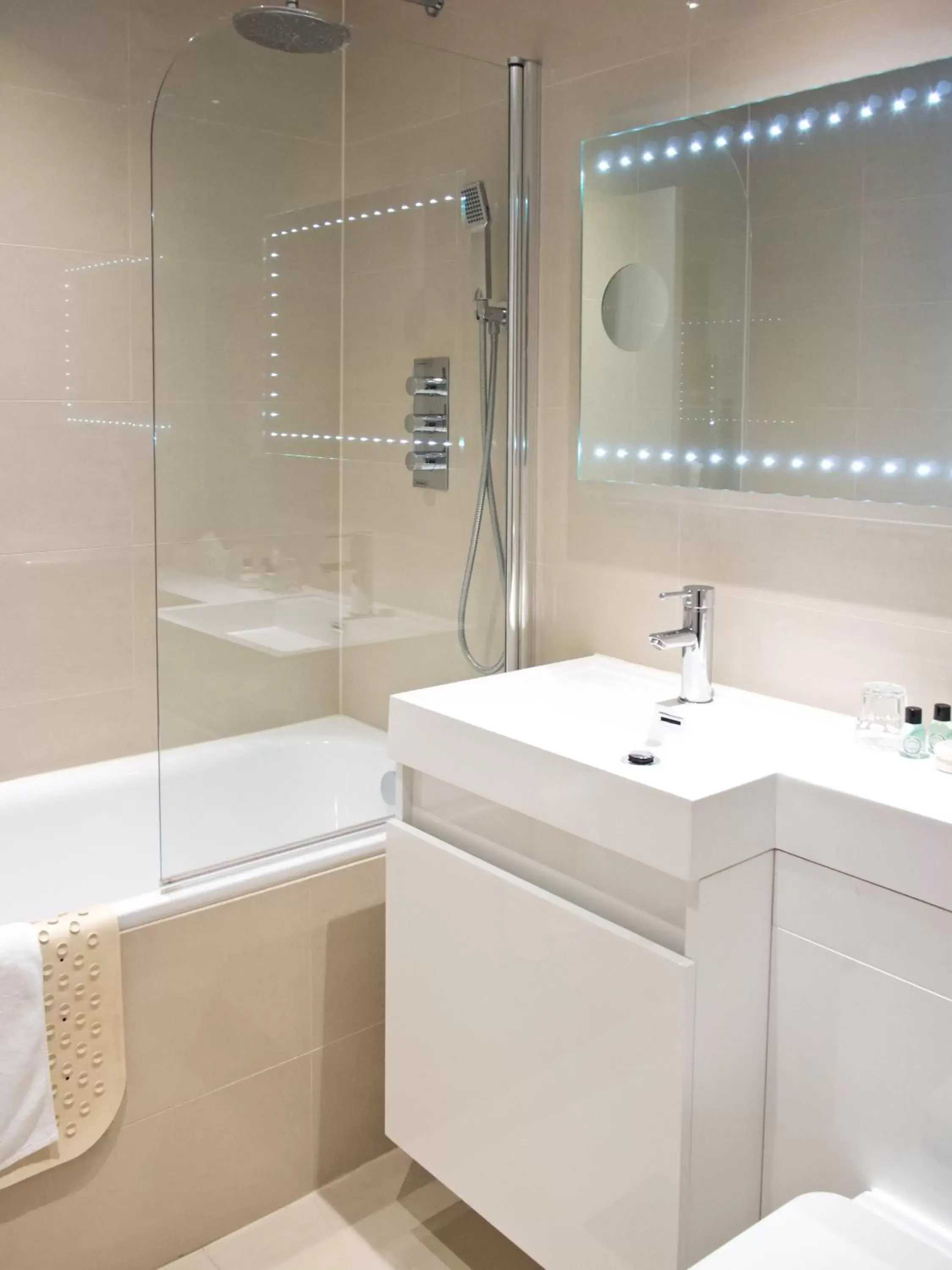 Bathroom in London Lodge Hotel