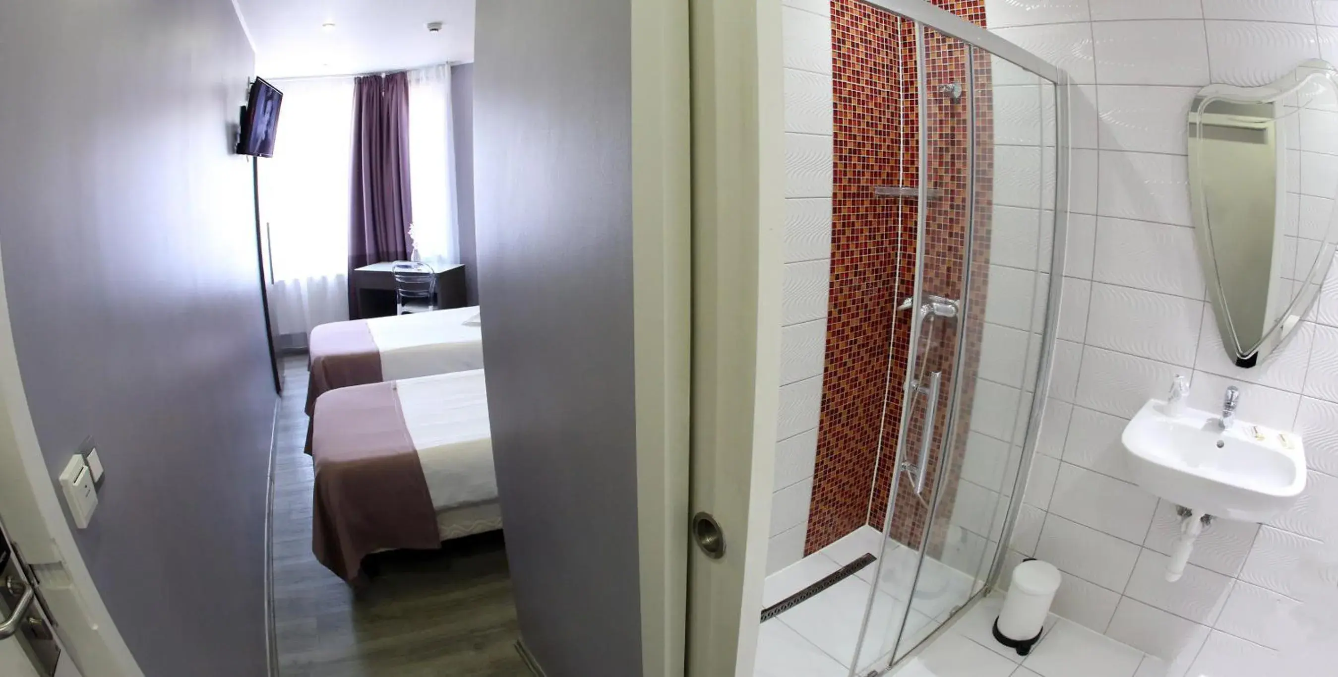 Shower, Bathroom in Hotel Phenix